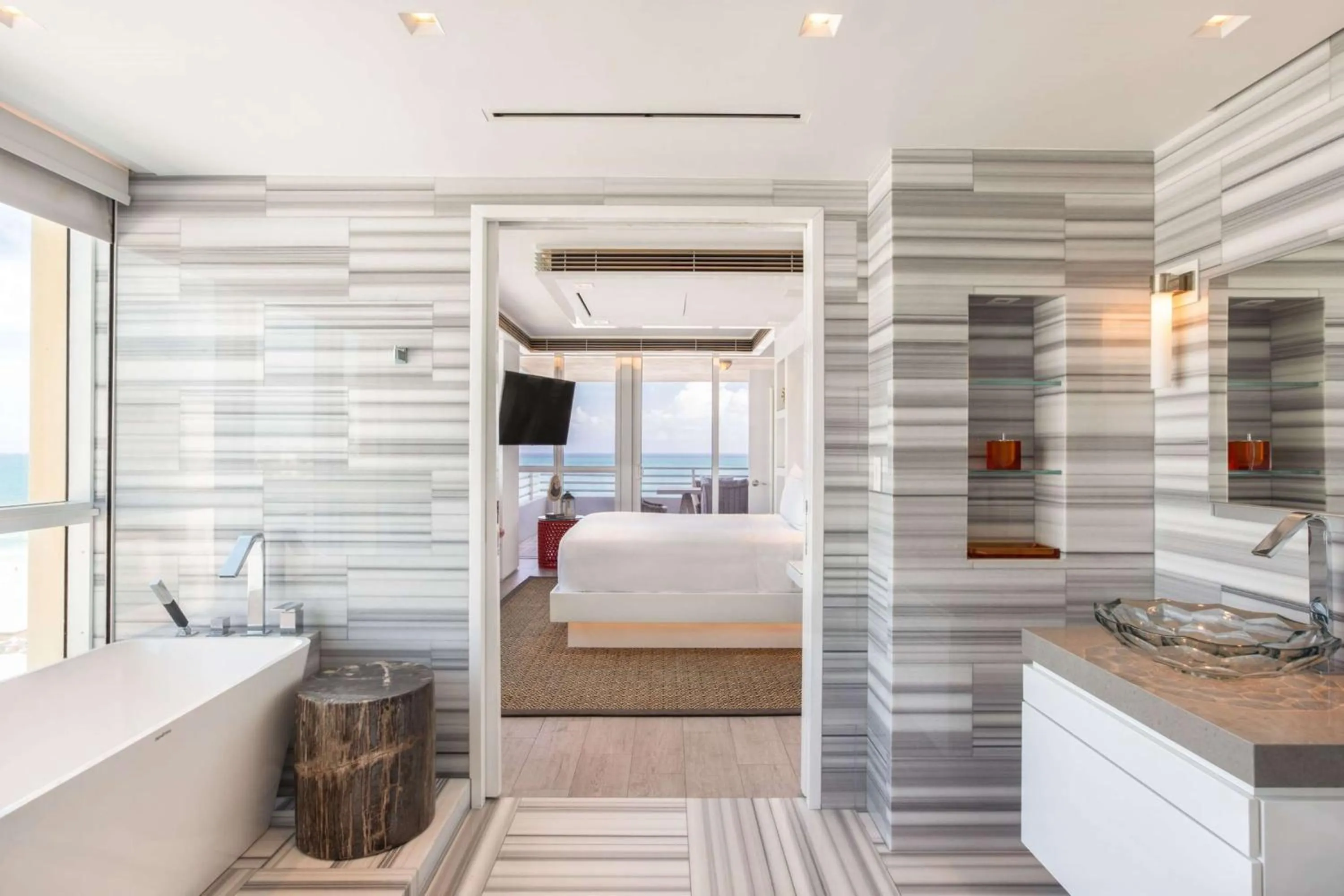 Bathroom, Bed in Hilton Bentley Miami South Beach