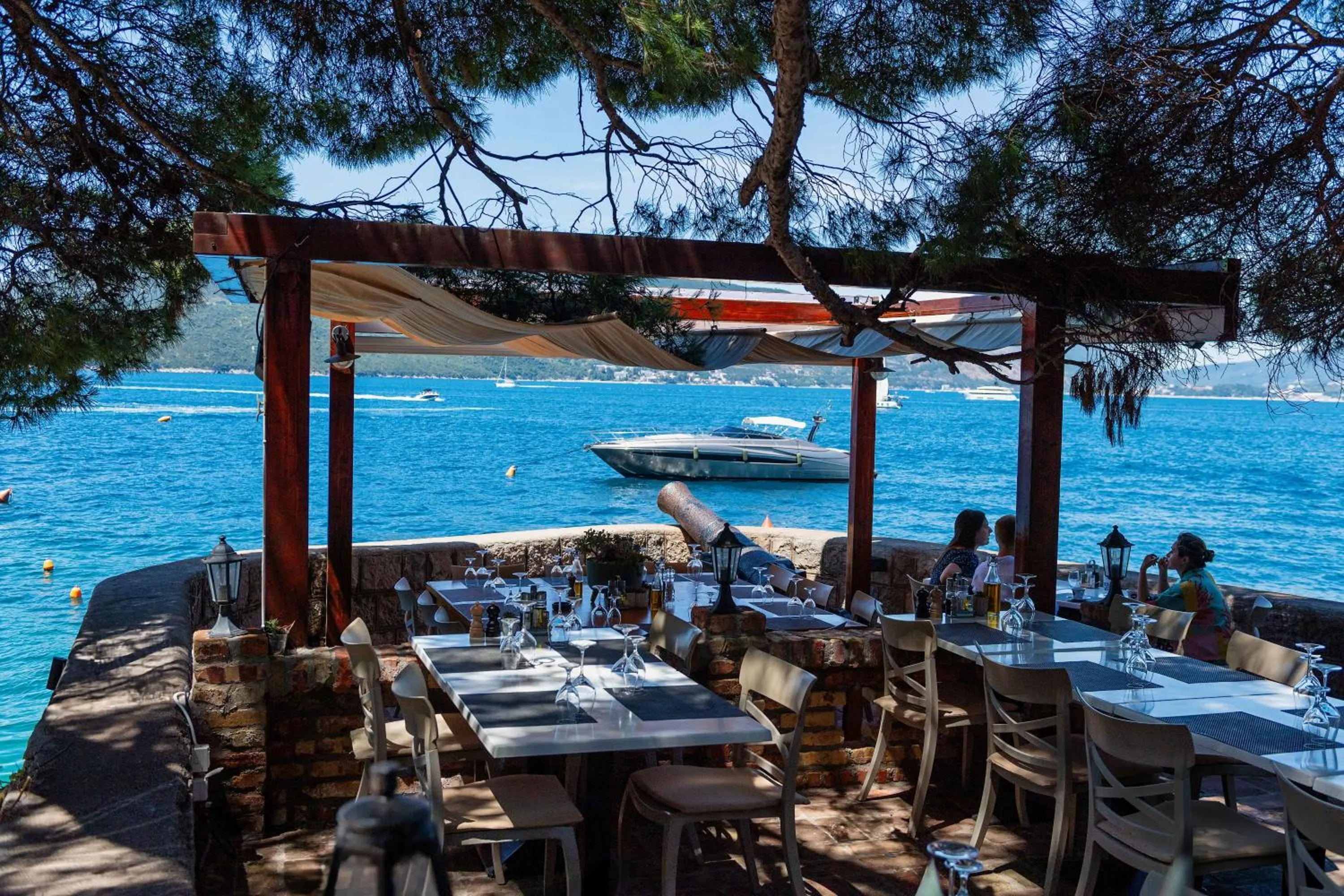 Restaurant/places to eat in Forte Rose Hotel