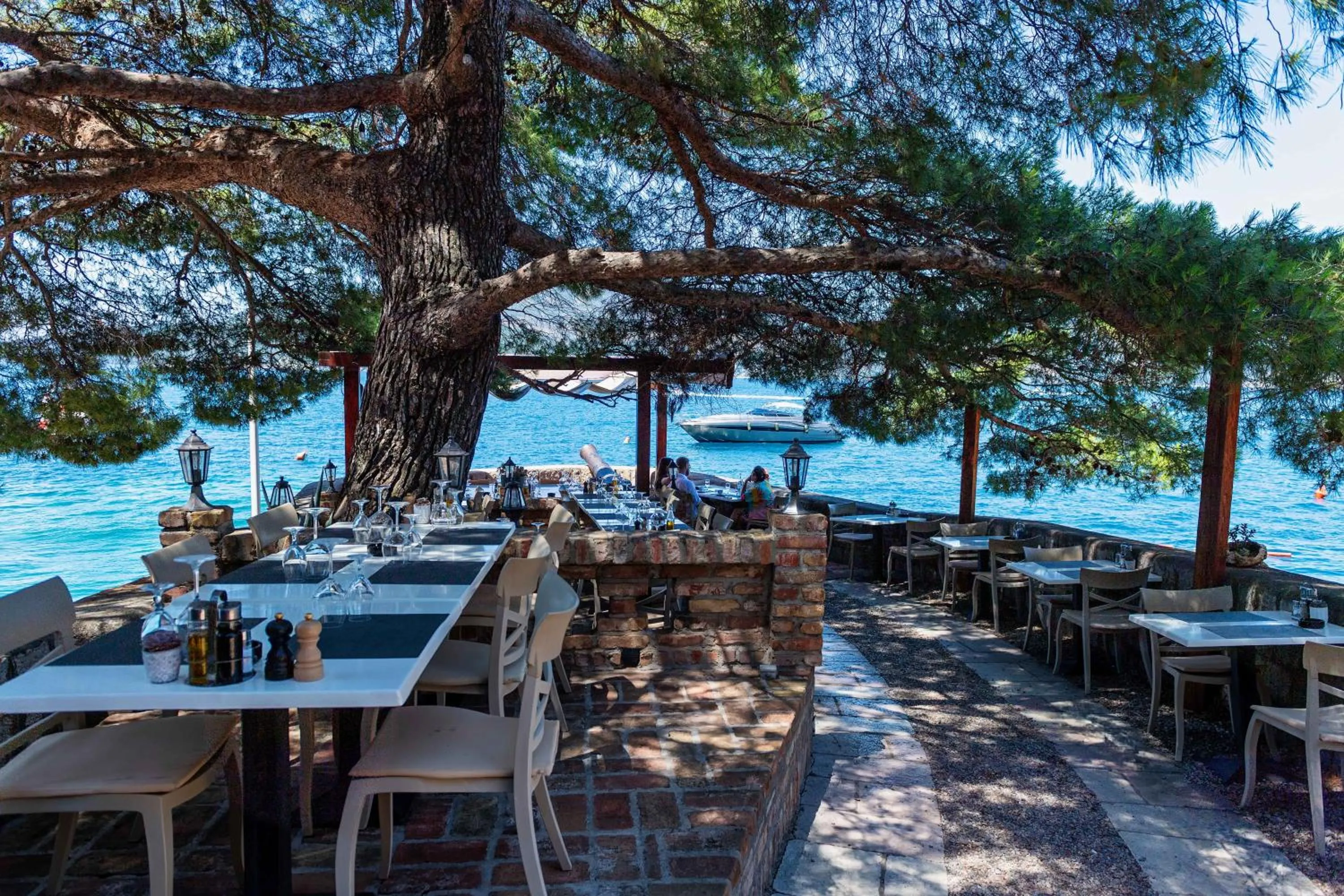 Restaurant/places to eat in Forte Rose Hotel