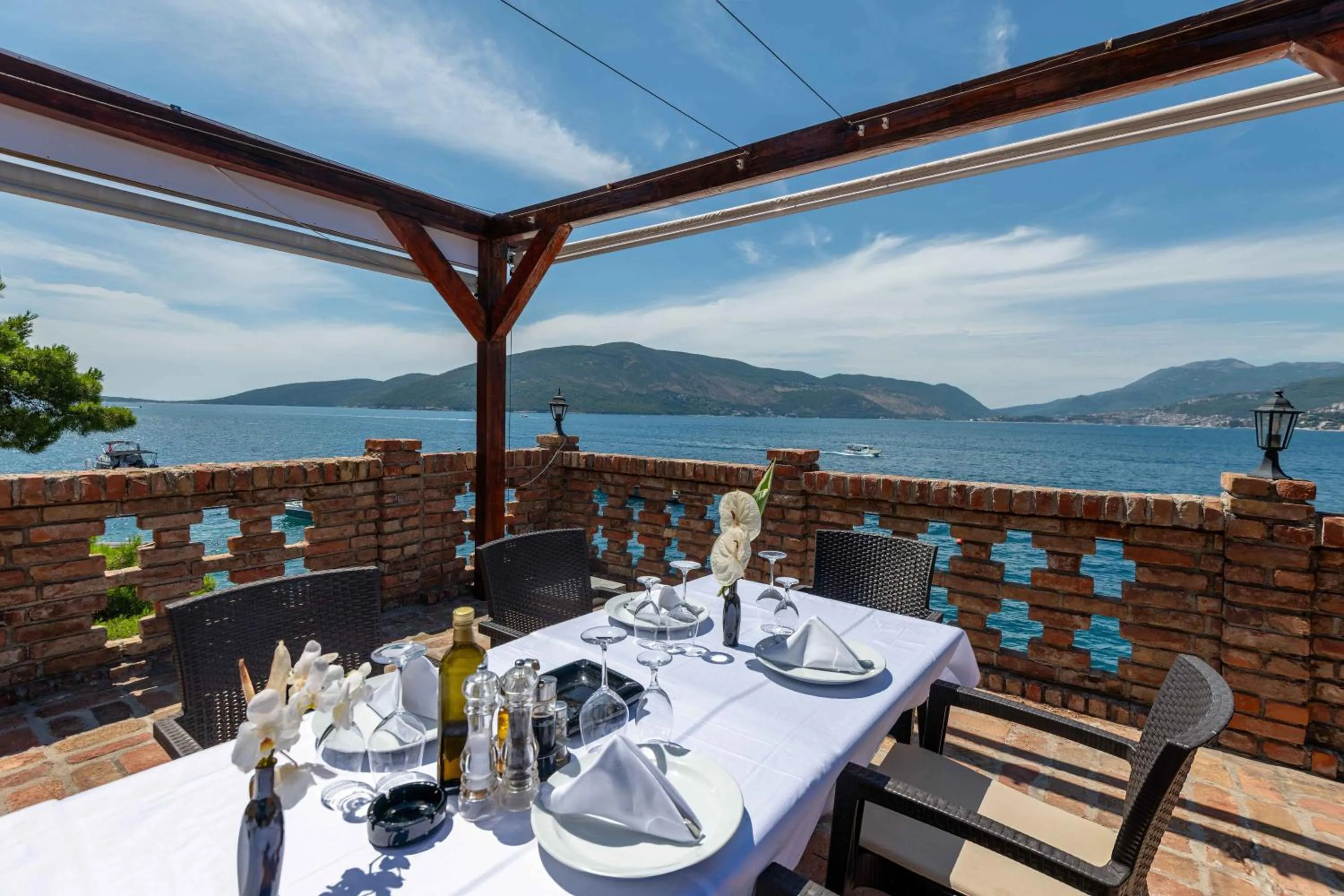 Restaurant/places to eat in Forte Rose Hotel