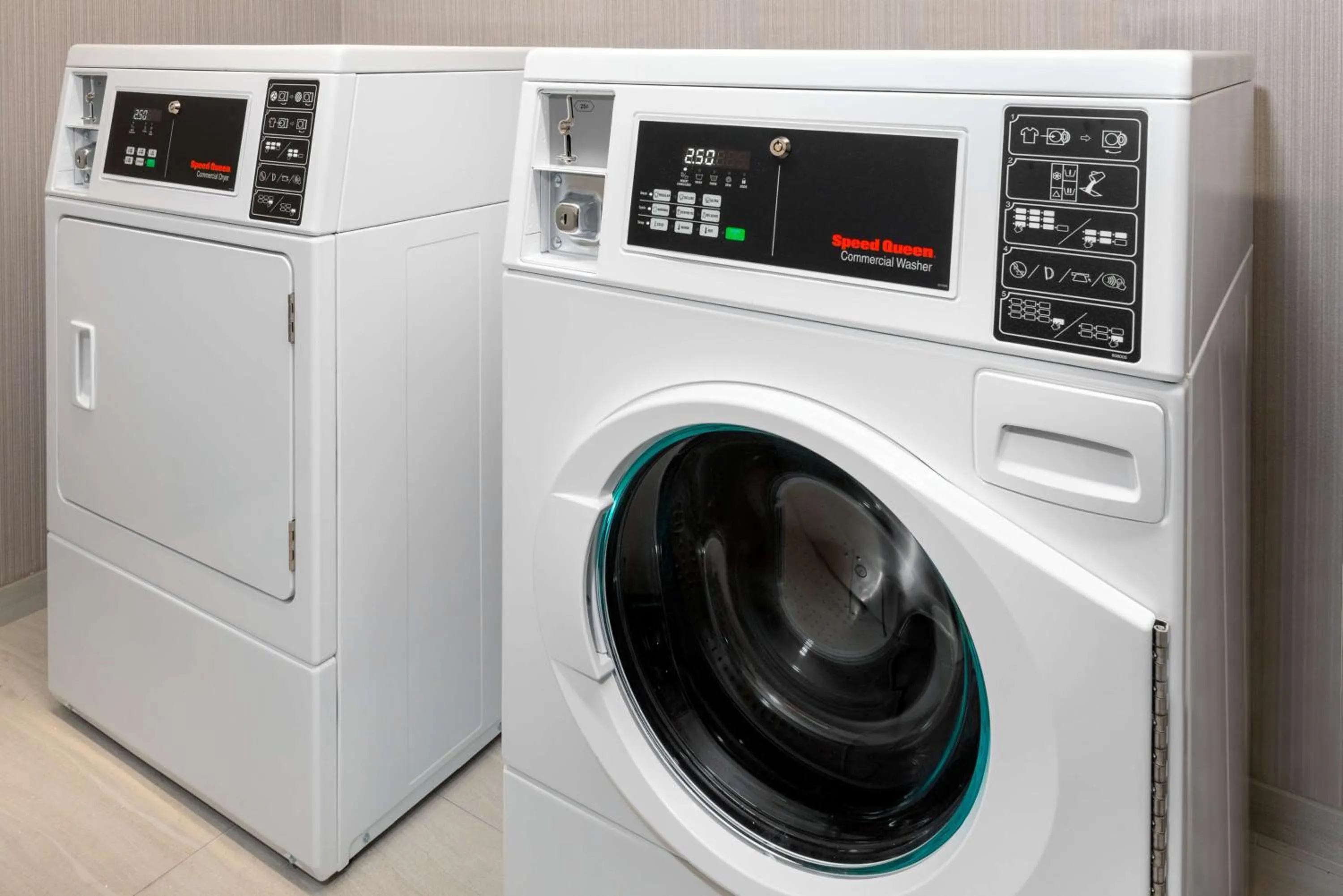 washing machine in Hilton Garden Inn Orlando International Drive North