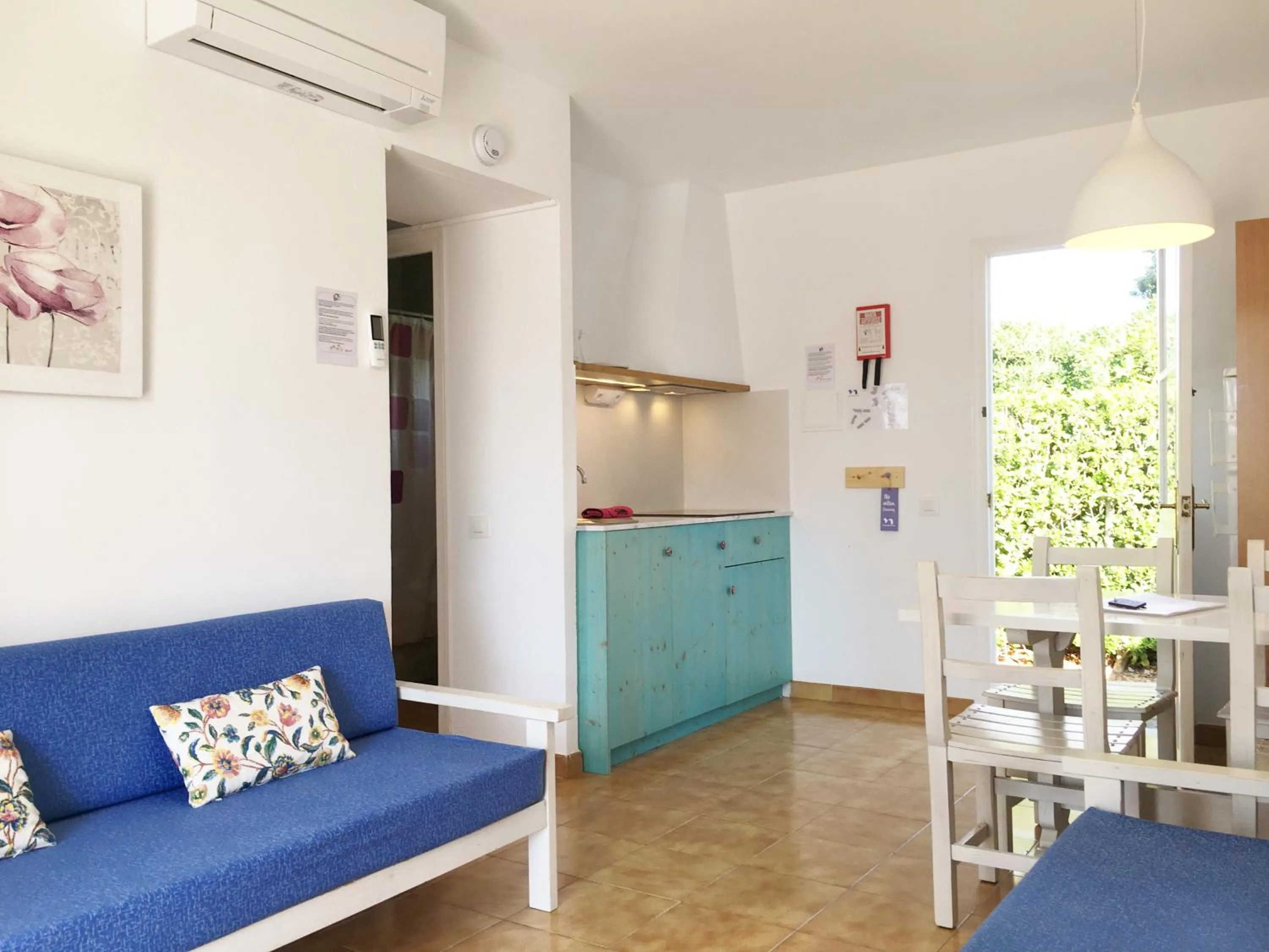 Photo of the whole room in Nure Cel Blau