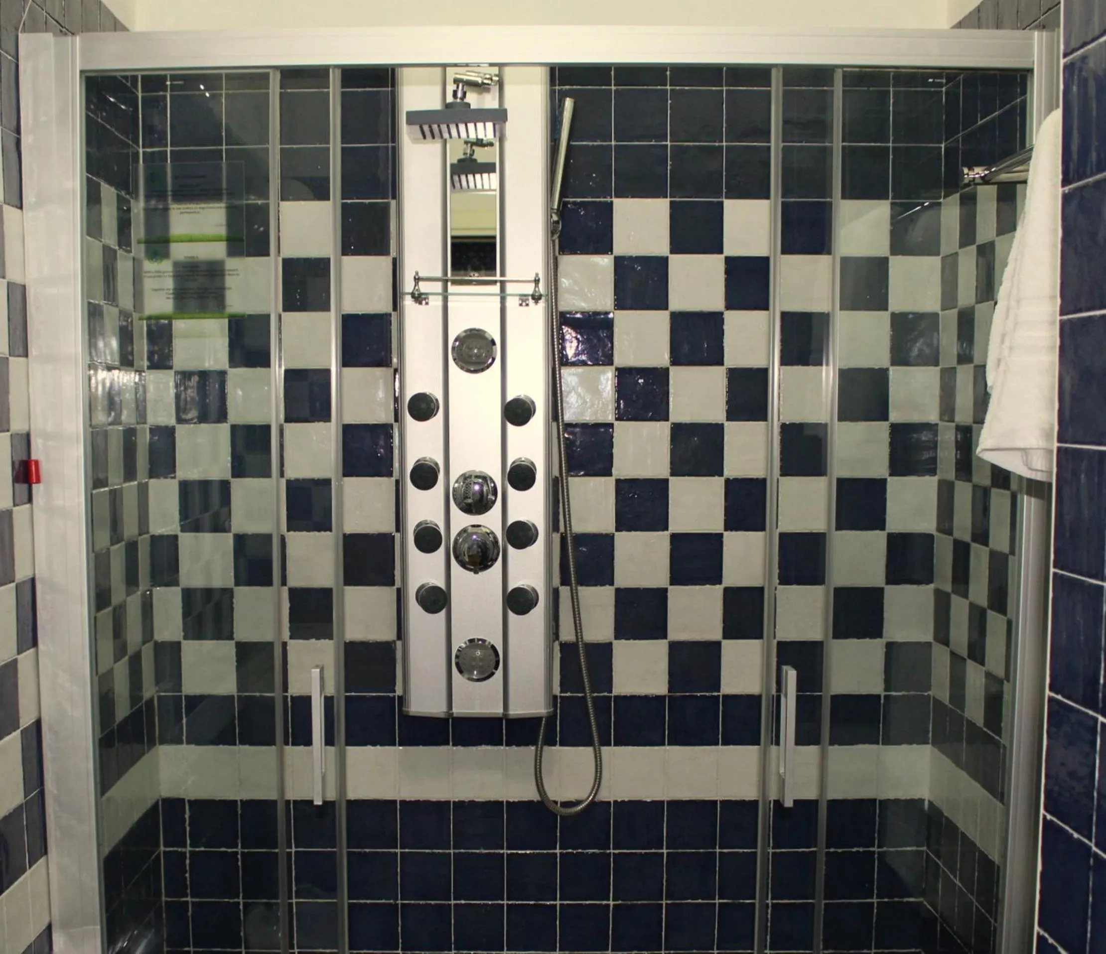 Shower in Parco Dei Principi