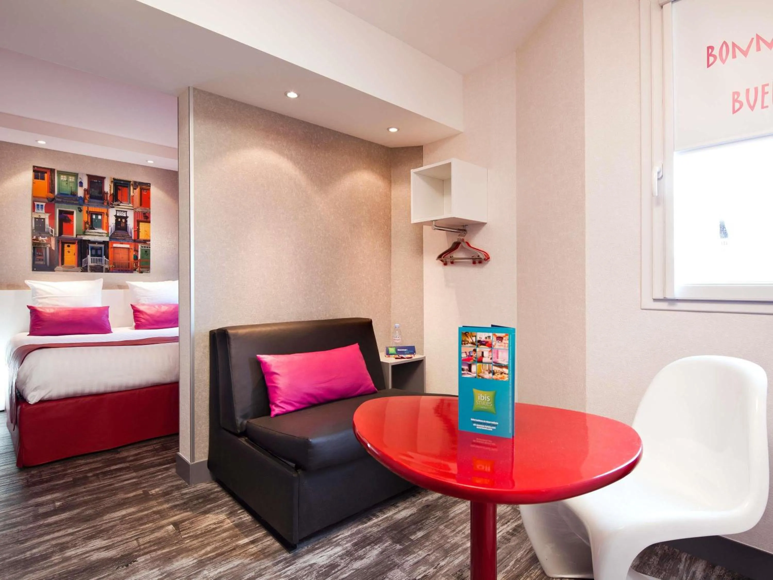 Bedroom, Bed in ibis Styles Blois Centre Gare