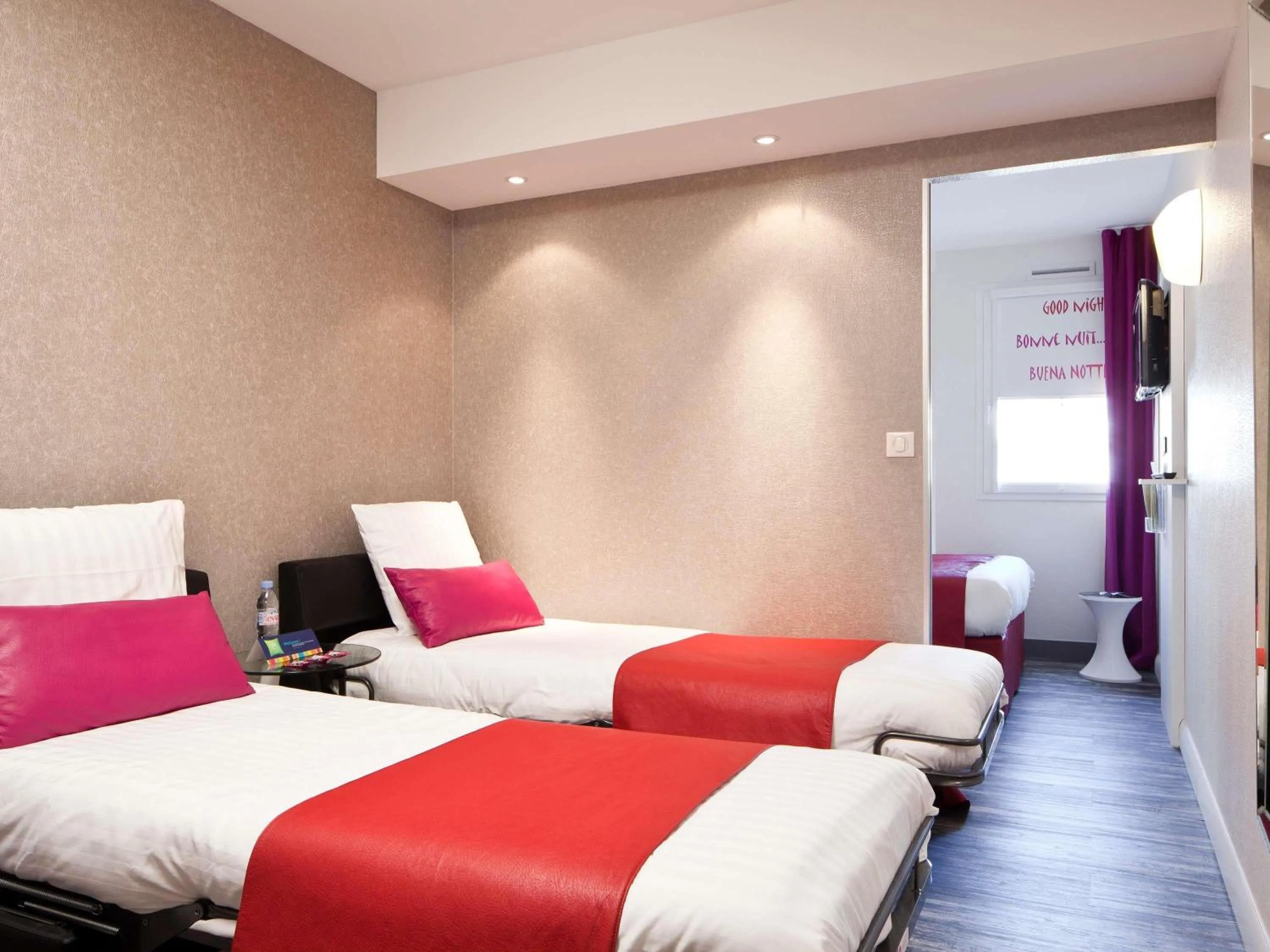 Bedroom, Bed in ibis Styles Blois Centre Gare