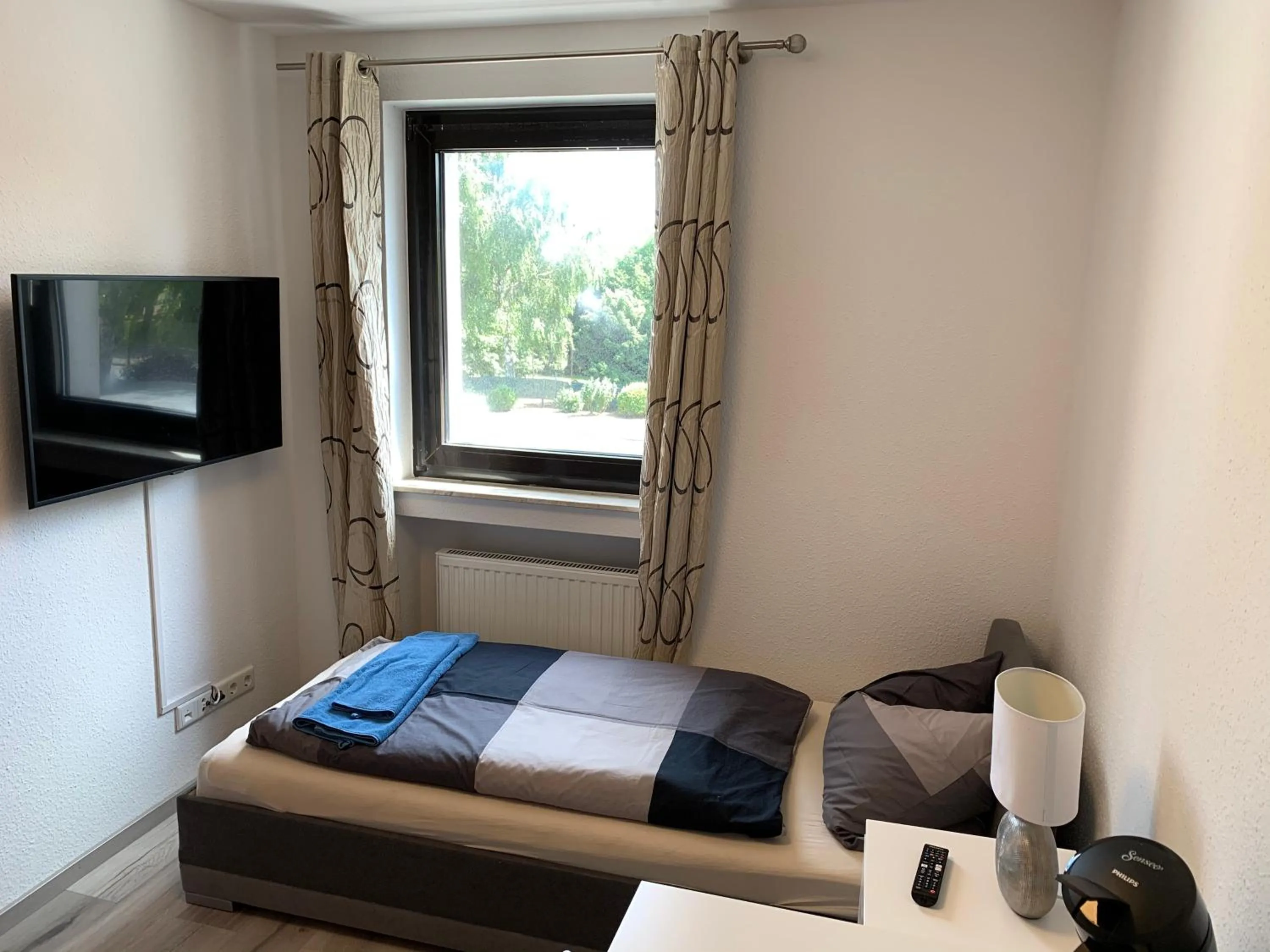 Photo of the whole room, Bed in Apart-Hotel Rheinischer Hof Dormagen