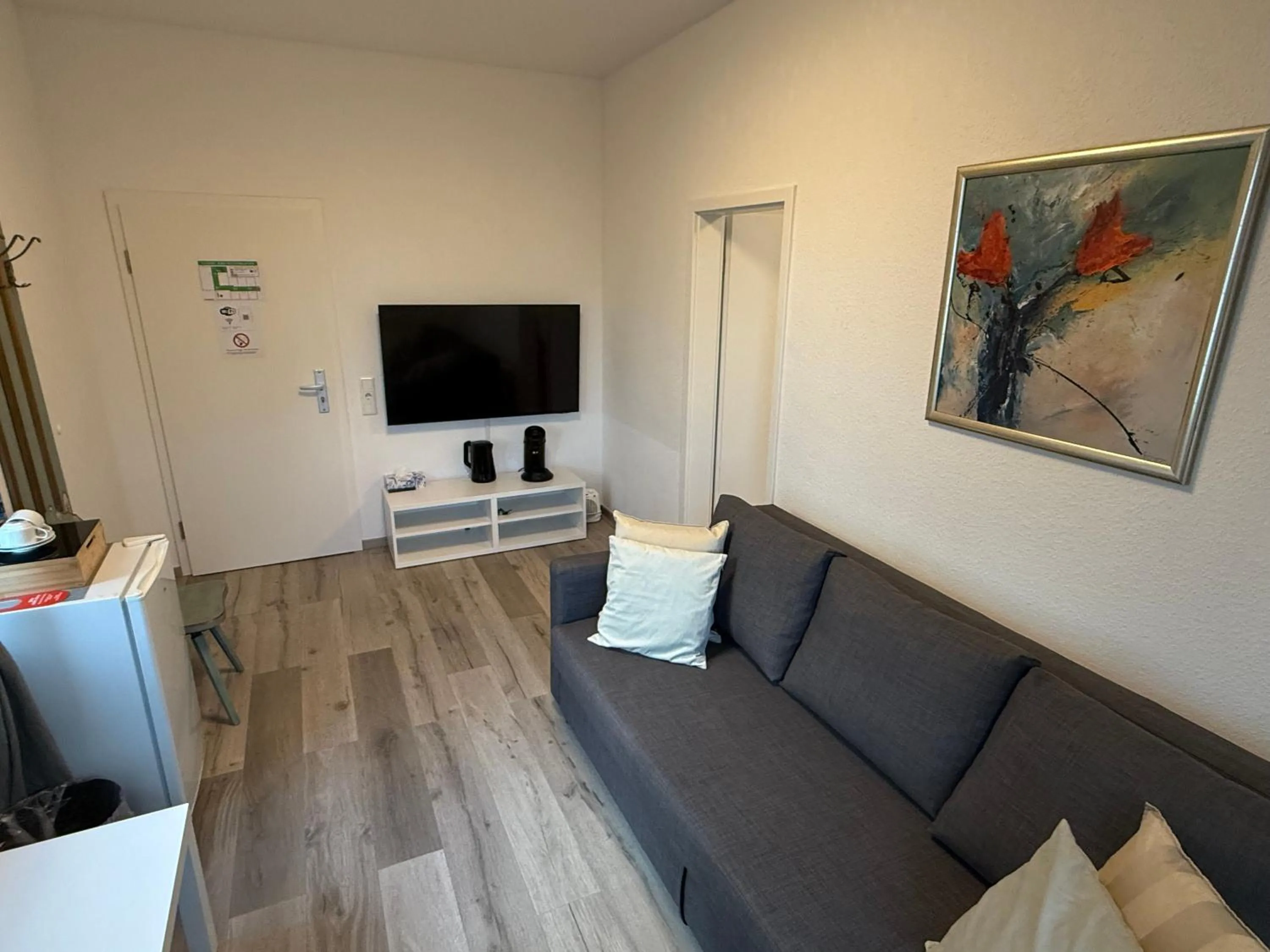 Communal lounge/ TV room in Apart-Hotel Rheinischer Hof Dormagen