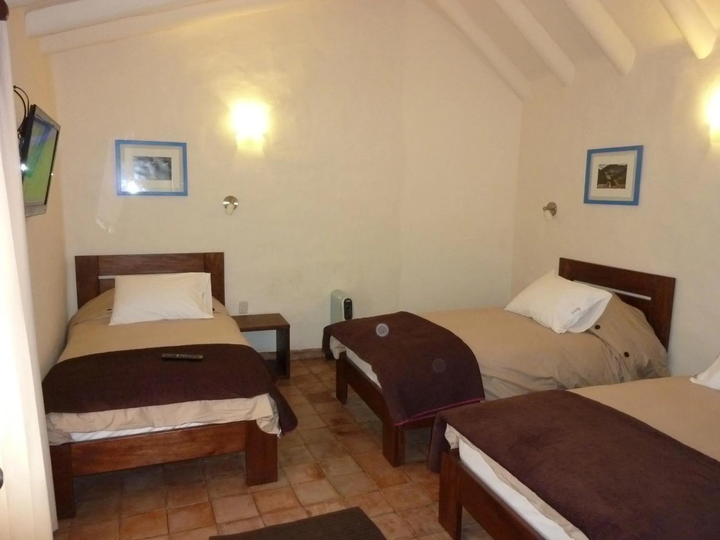 Photo of the whole room, Bed in Kutty Wasi