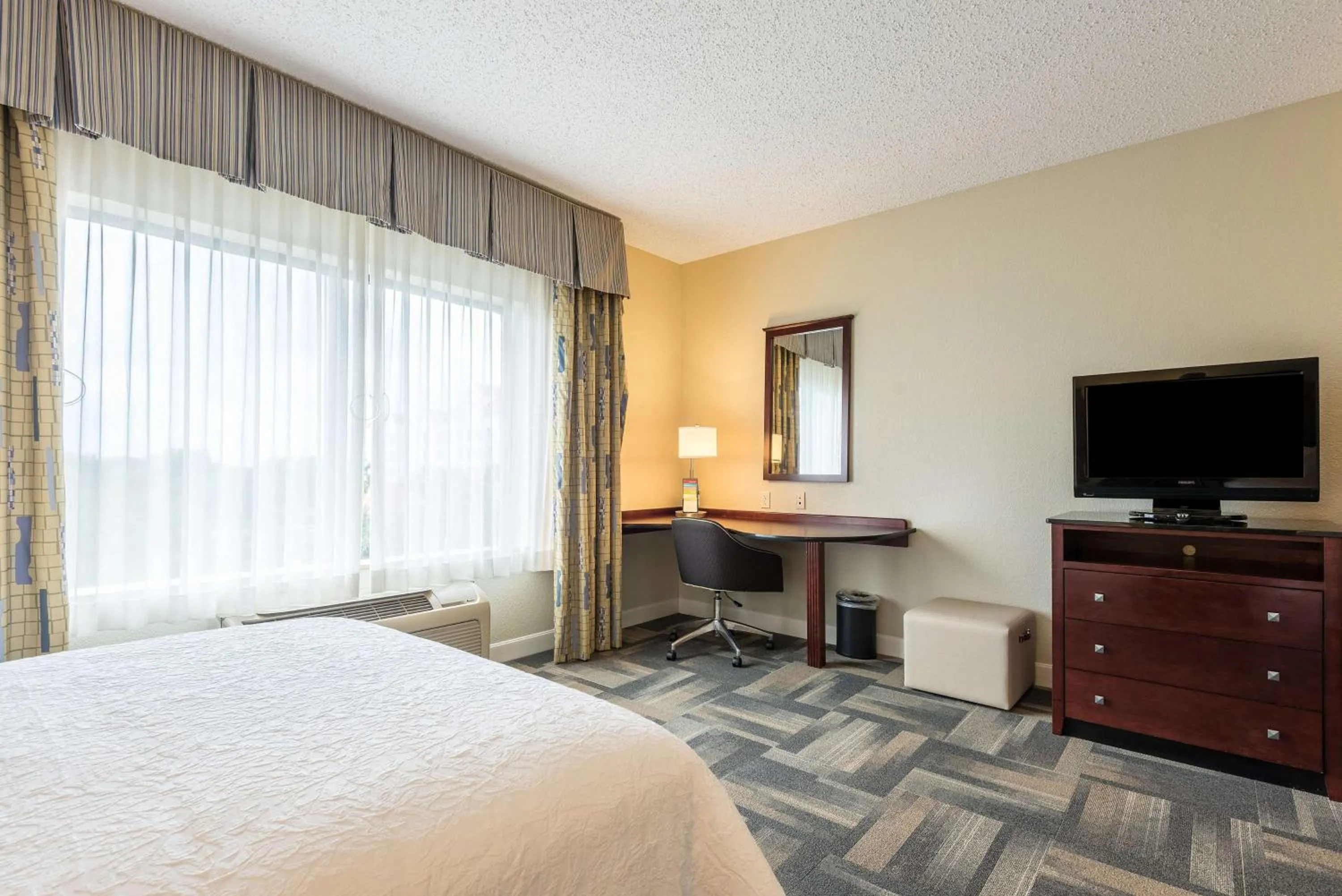 Bedroom, Bed in Hampton Inn & Suites Orlando-South Lake Buena Vista