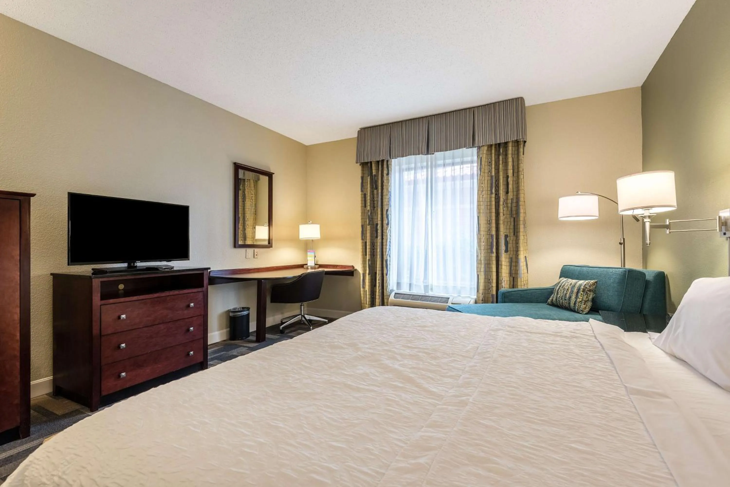Bed in Hampton Inn & Suites Orlando-South Lake Buena Vista