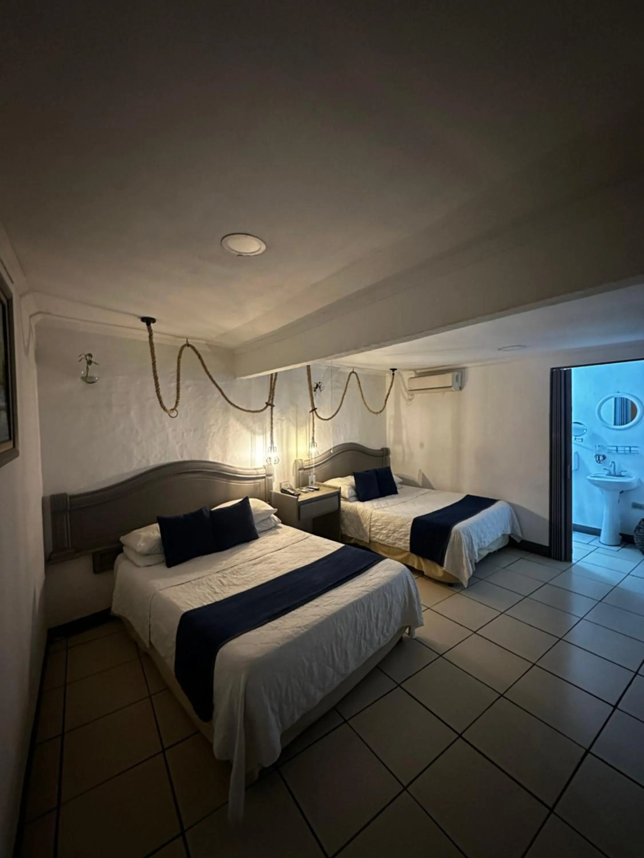 Bedroom, Bed in Berlor Airport Inn