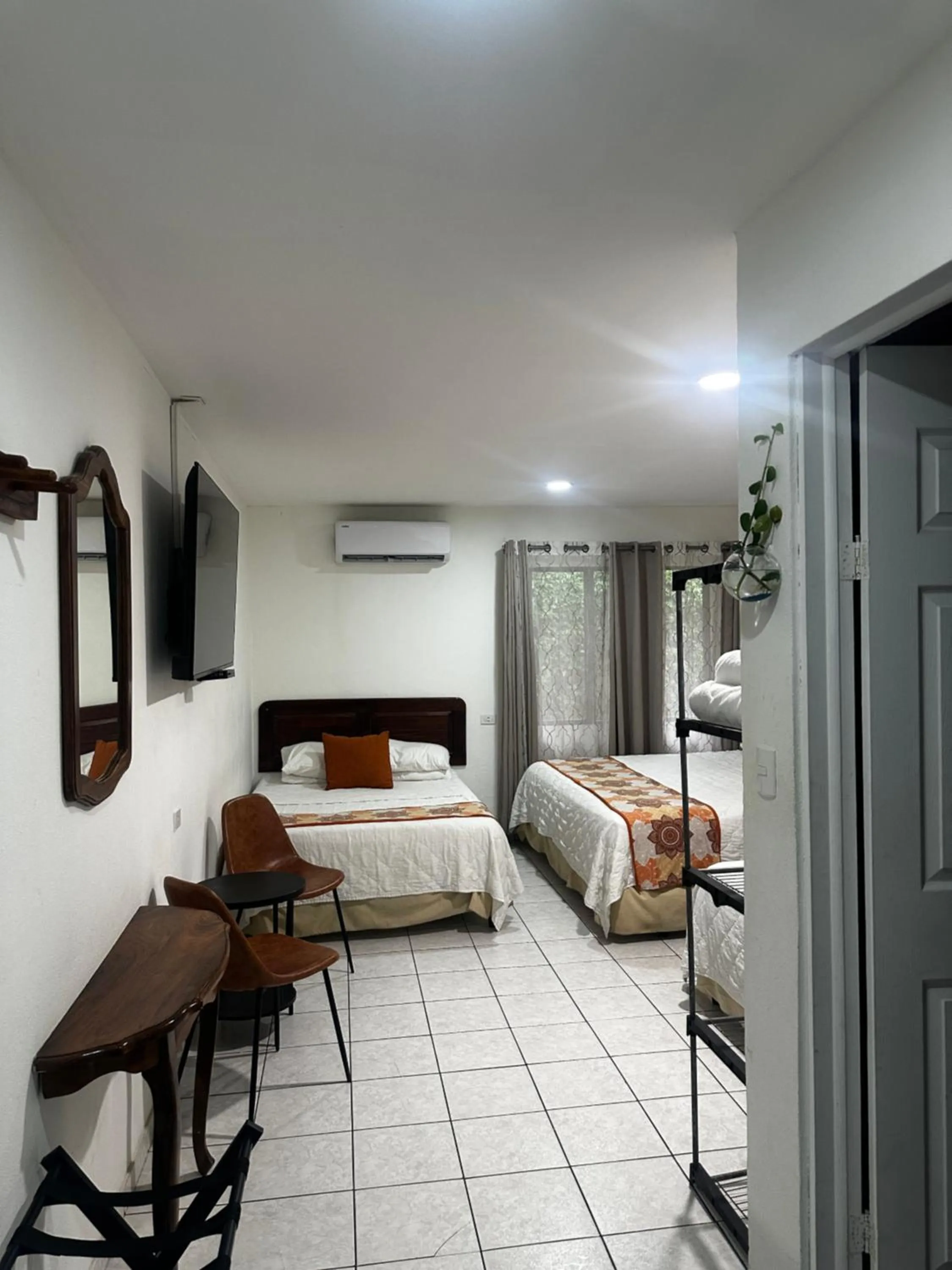 Bedroom, Bed in Berlor Airport Inn