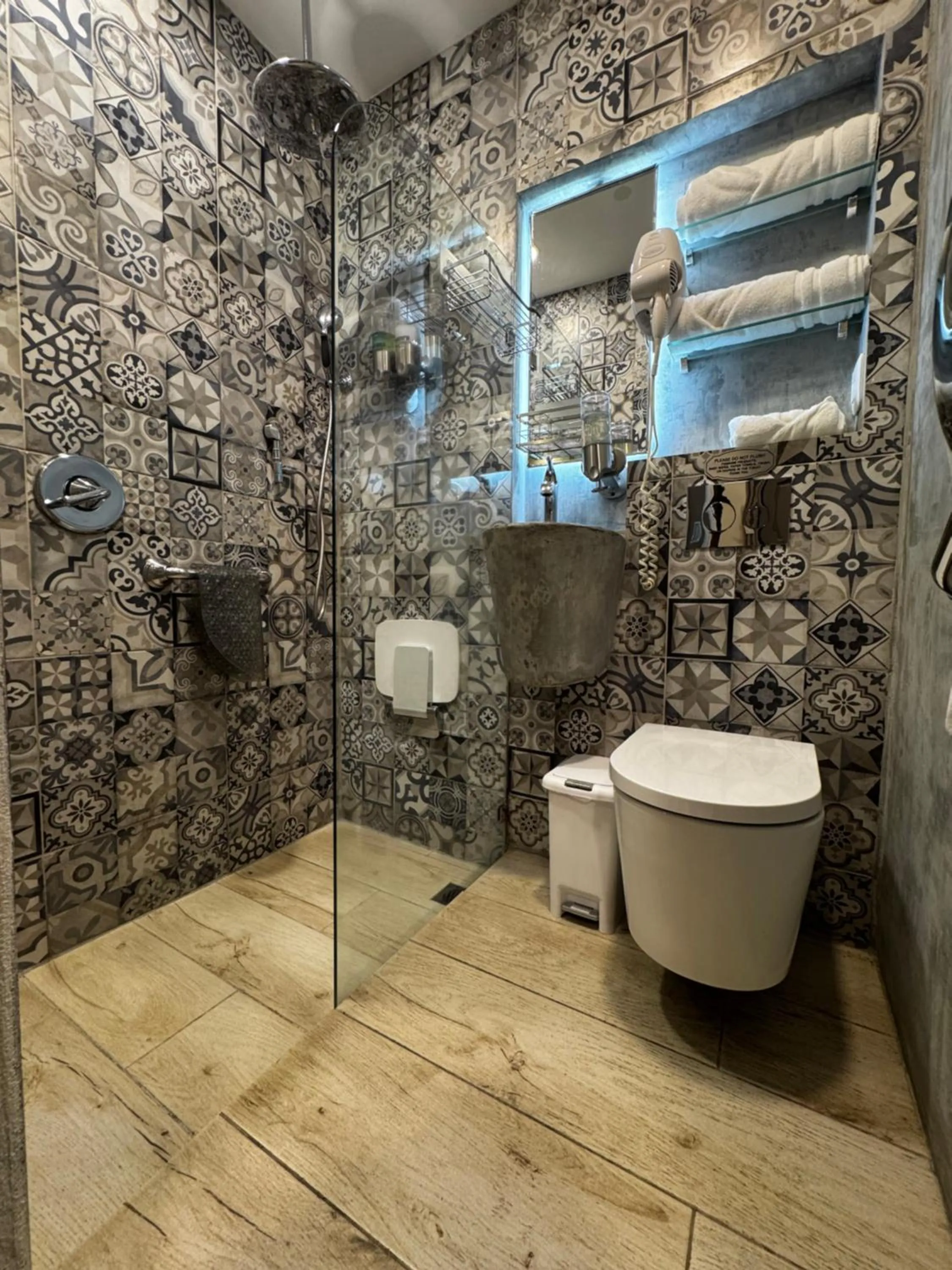 Bathroom in Berlor Airport Inn