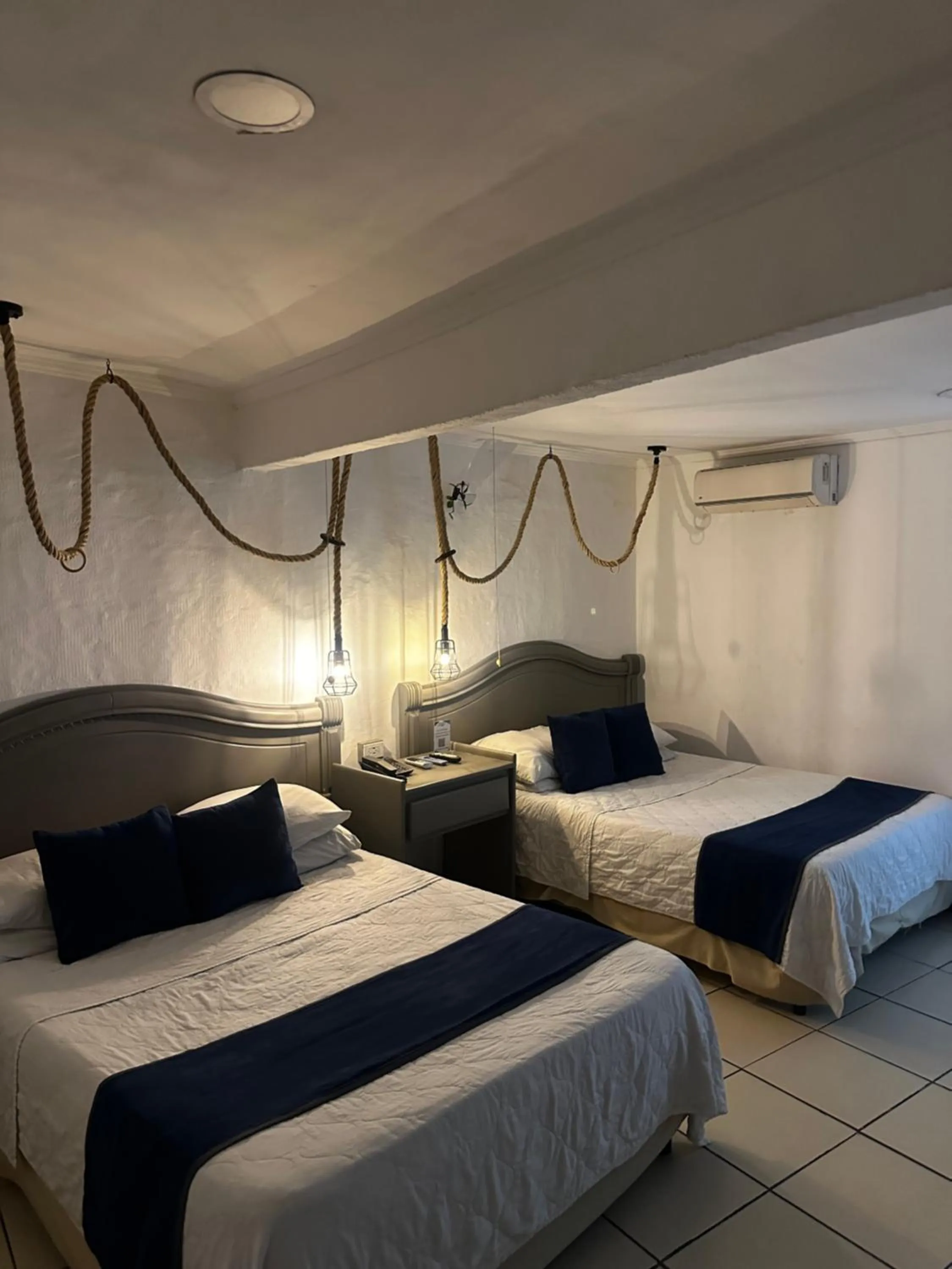 Bedroom, Bed in Berlor Airport Inn