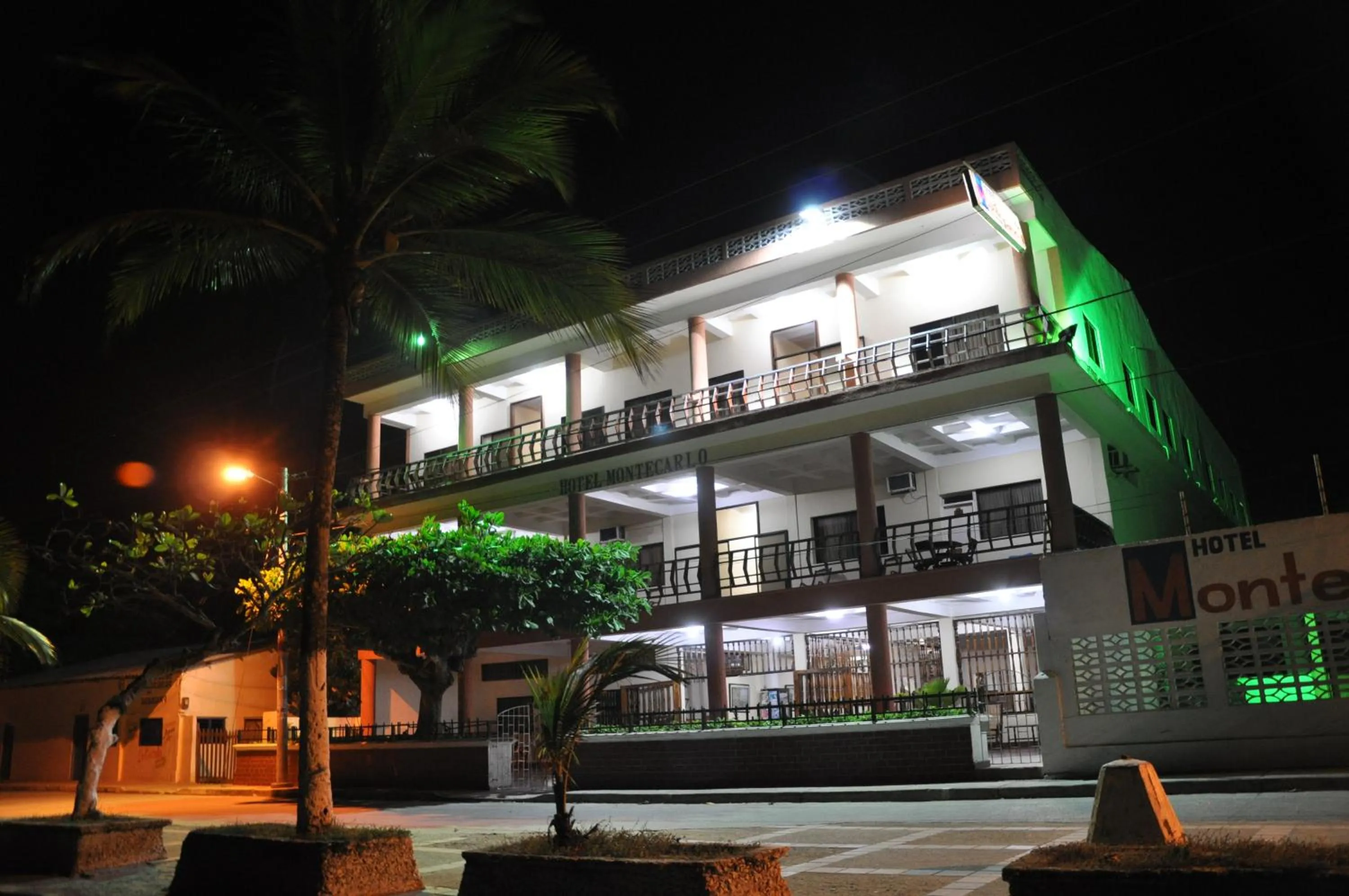 Facade/entrance in Hotel Montecarlo Beach