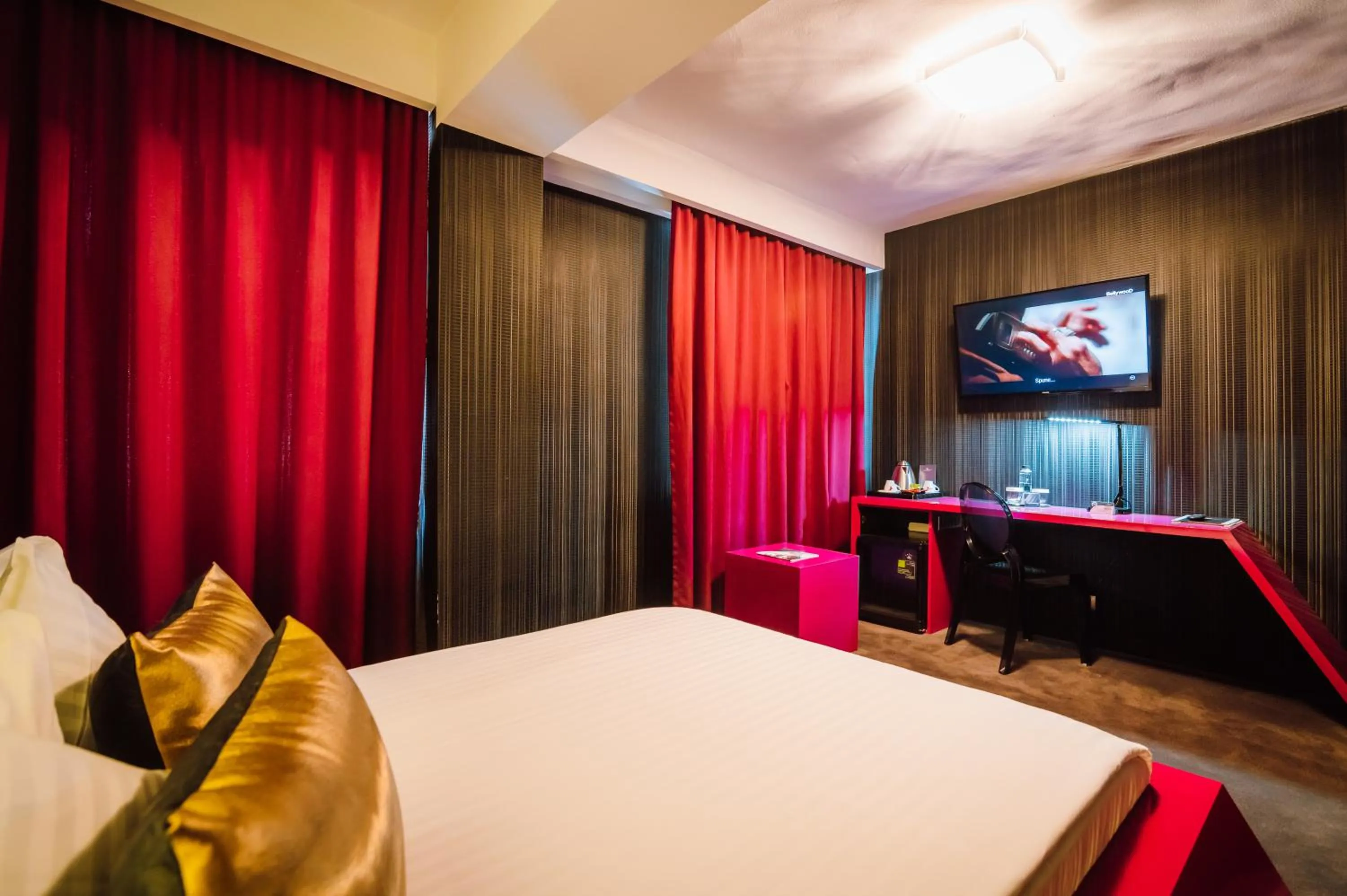 Bed in Plaza V Hotel