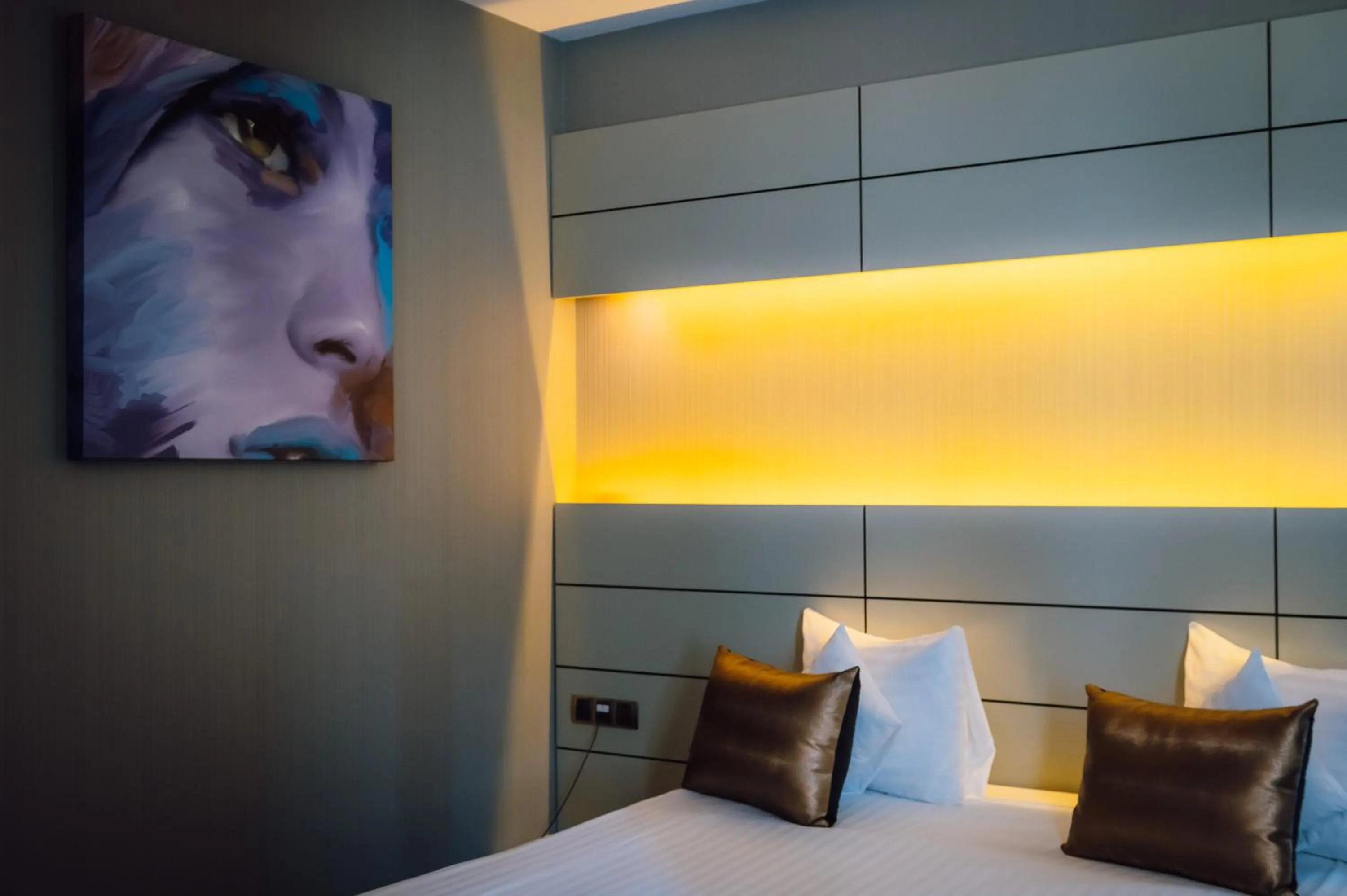 Bed in Plaza V Hotel