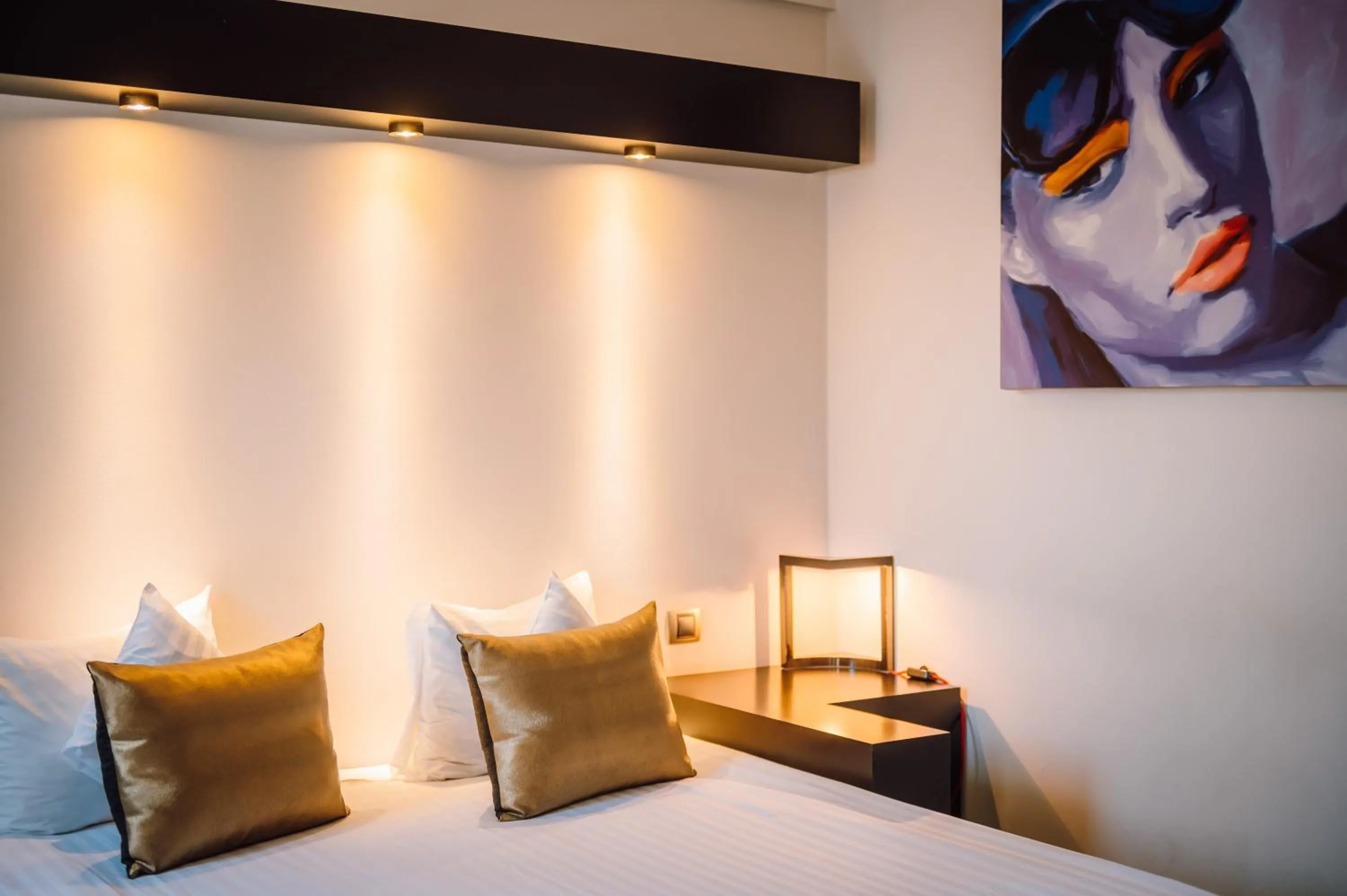 Bed in Plaza V Hotel