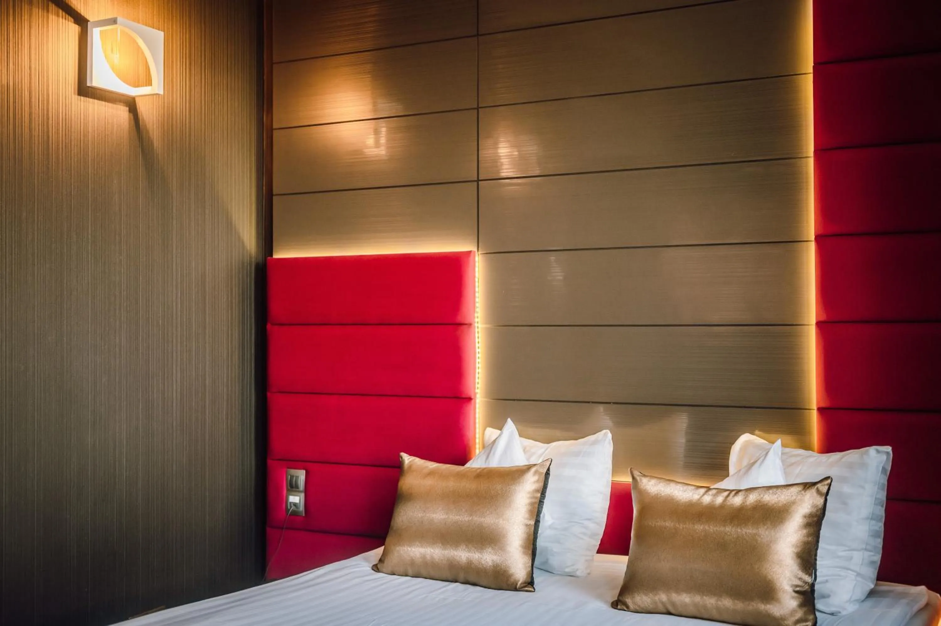 Bed in Plaza V Hotel