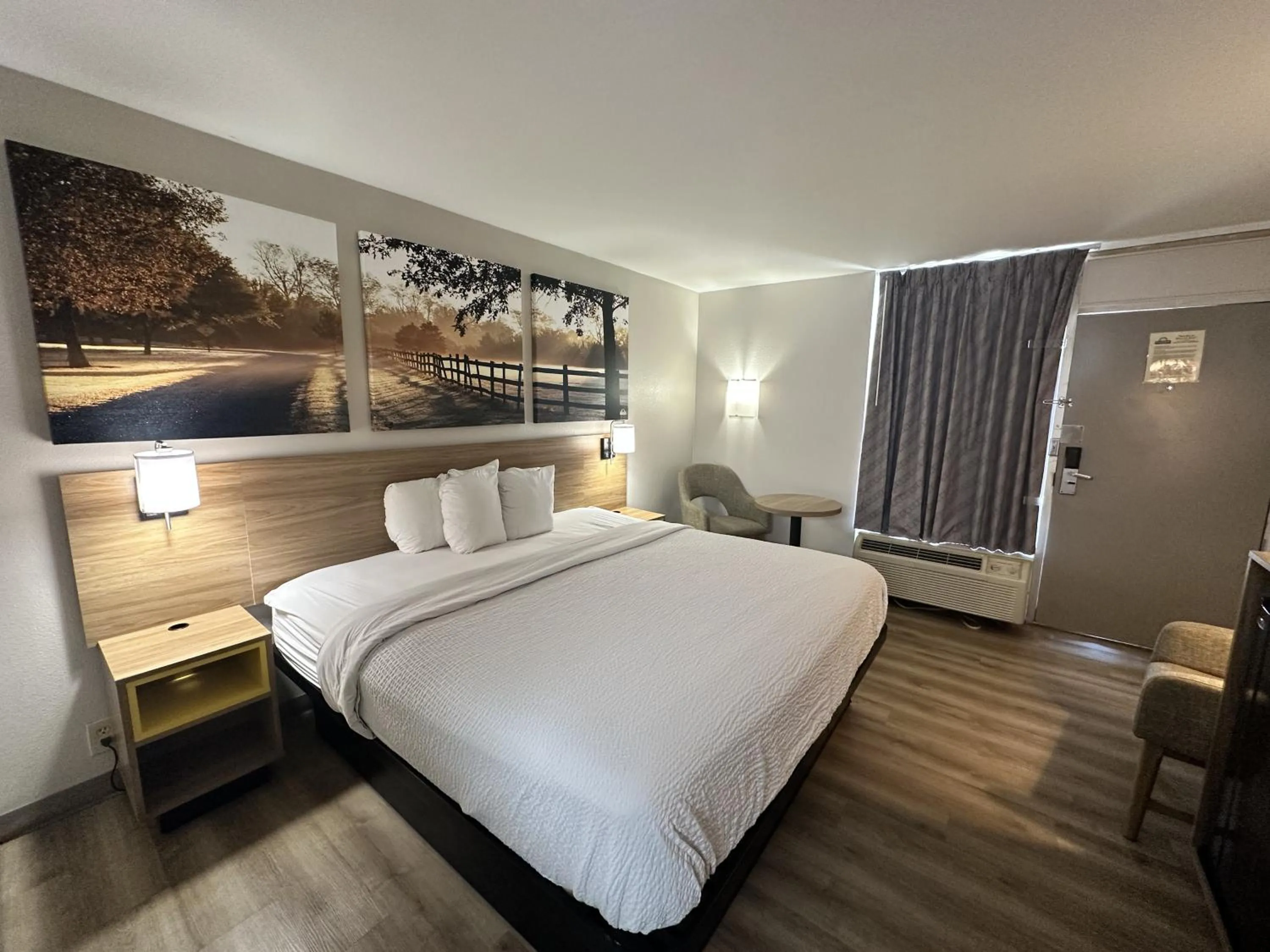 Bed in Days Inn by Wyndham Adel I-75