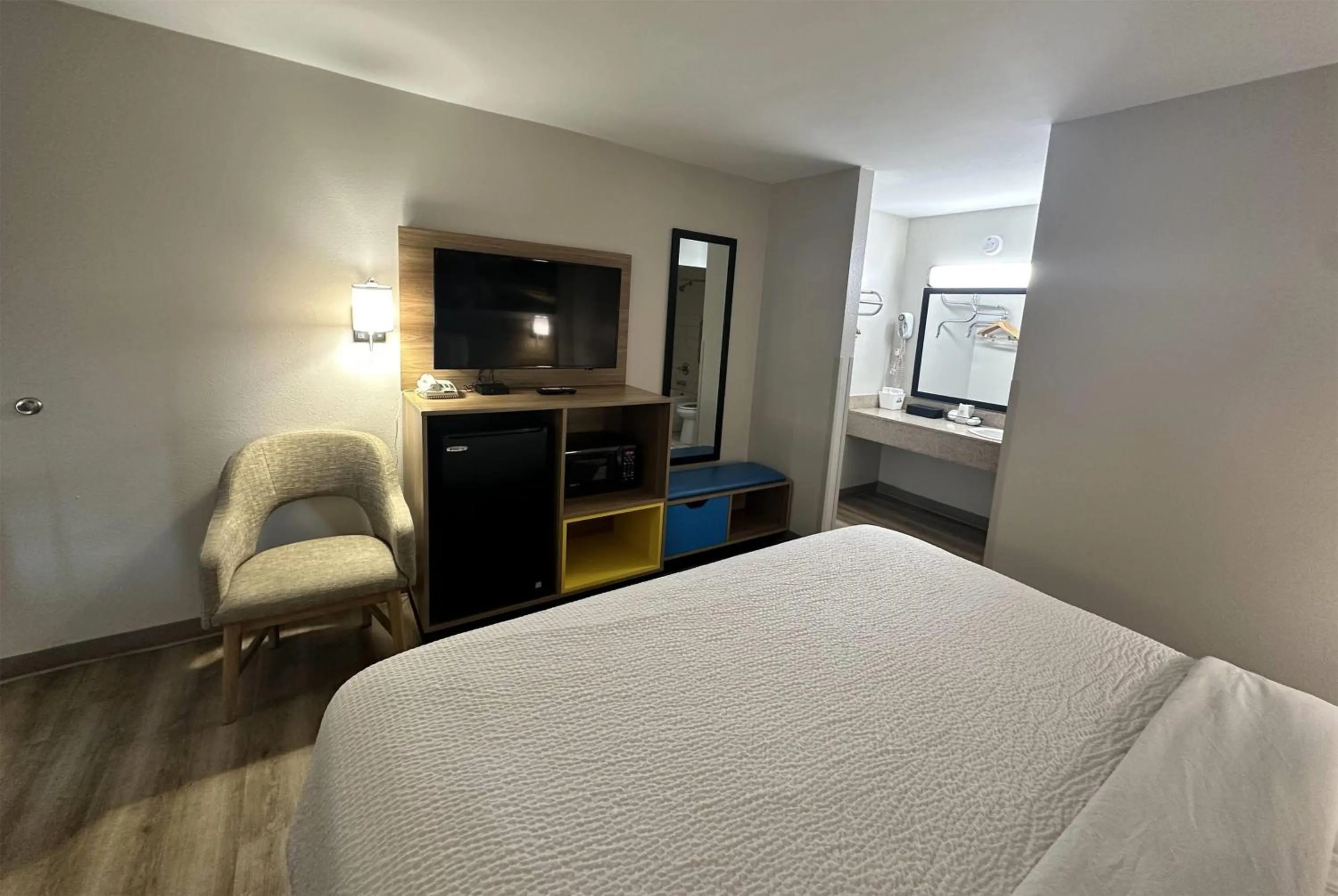 Photo of the whole room, Bed in Days Inn by Wyndham Adel I-75