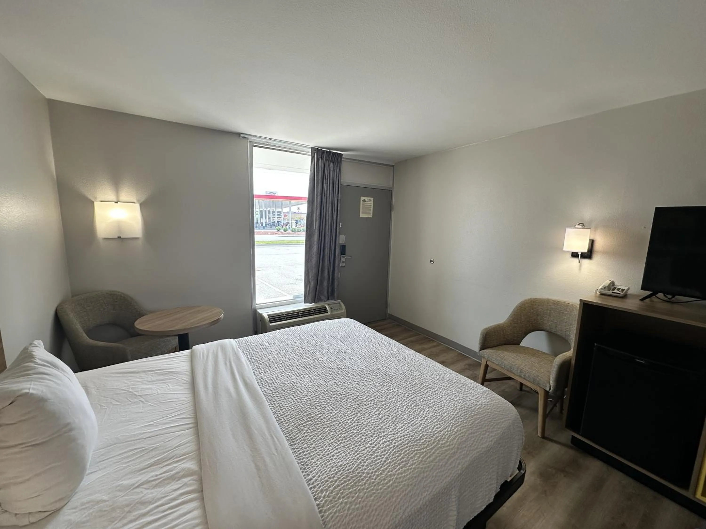 Bed in Days Inn by Wyndham Adel I-75