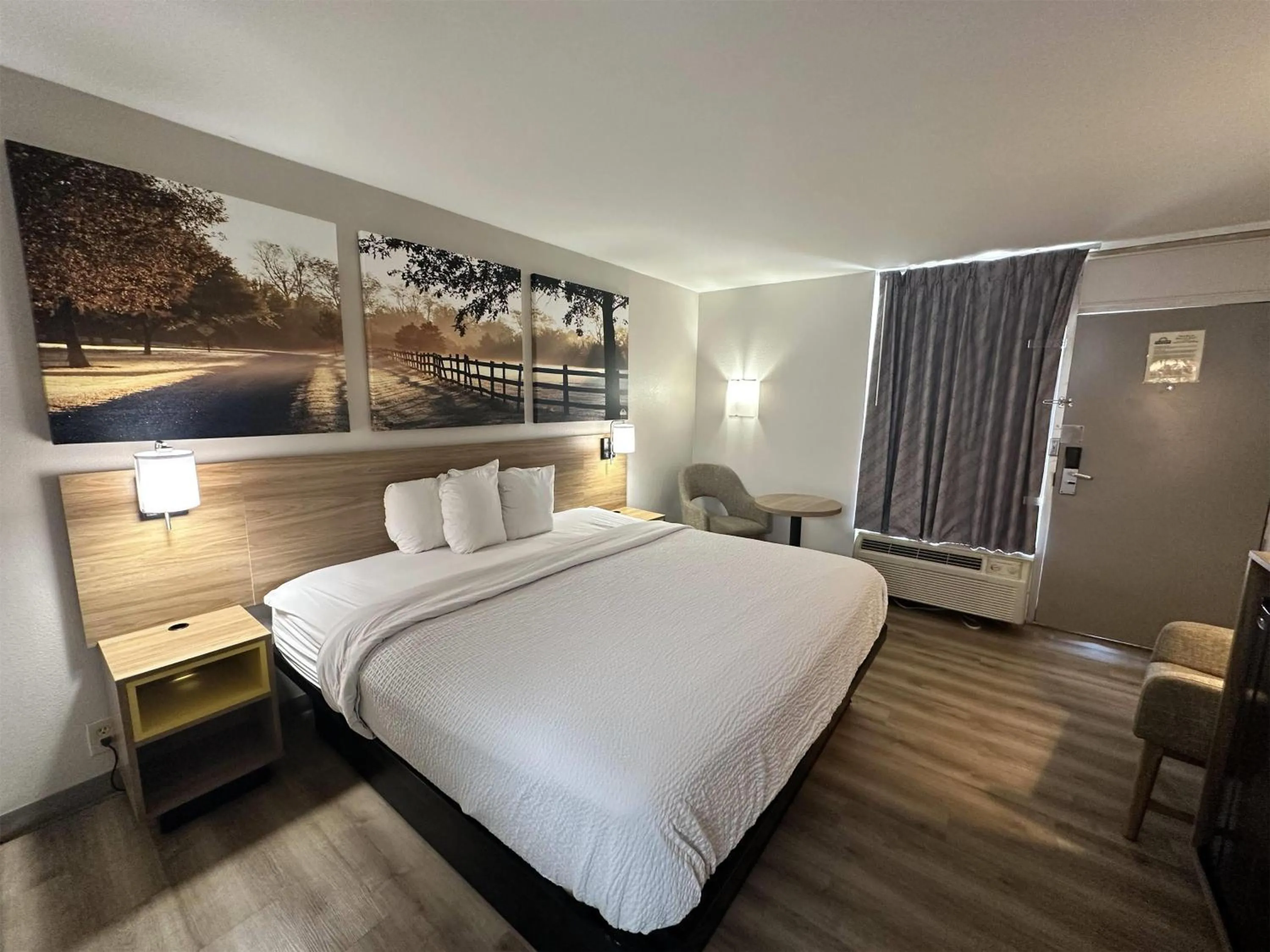 Photo of the whole room, Bed in Days Inn by Wyndham Adel I-75