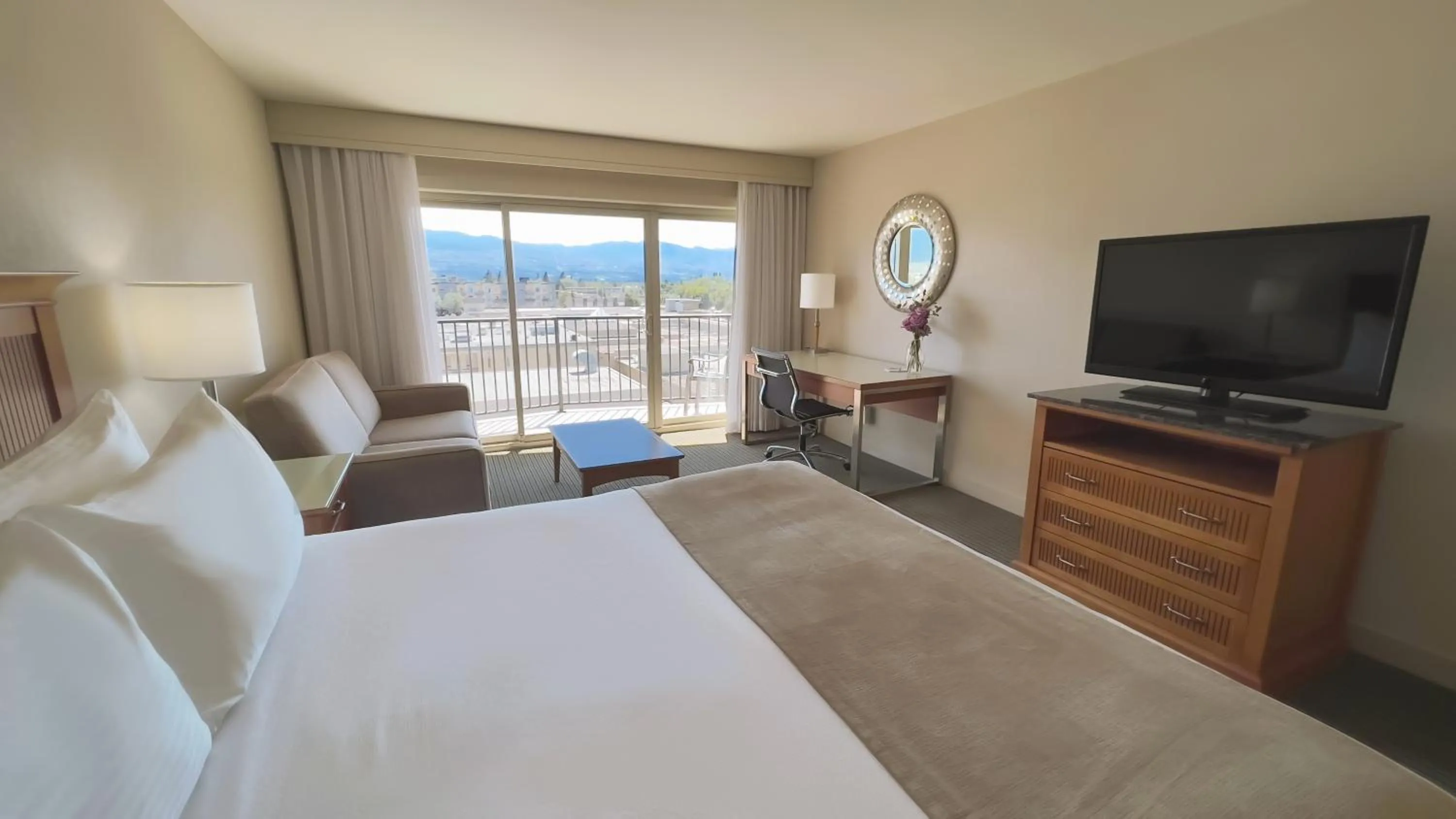 Communal lounge/ TV room, Bed in Coast Capri Hotel