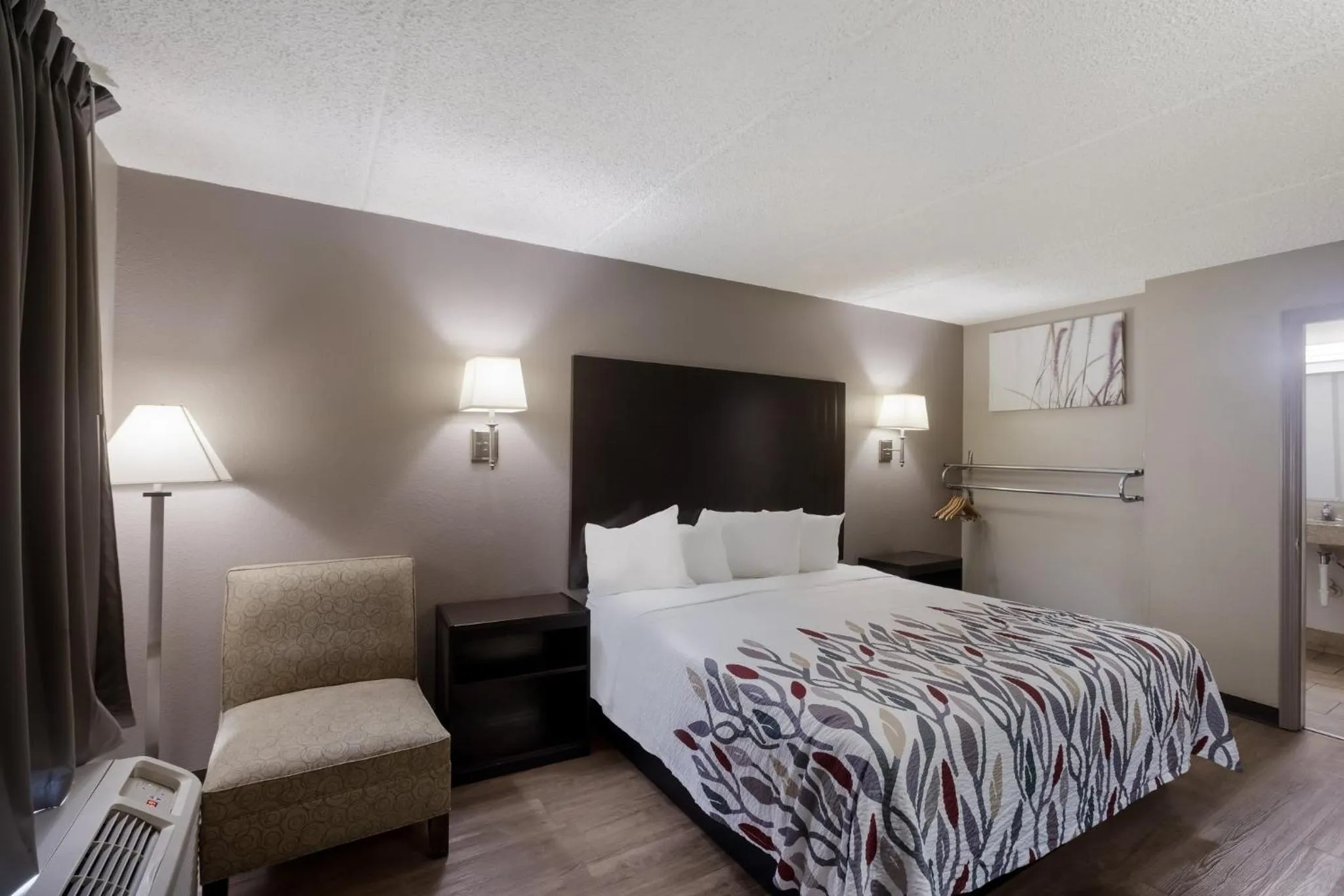 Bedroom, Bed in Red Roof Inn Atlanta Airport NE Conley