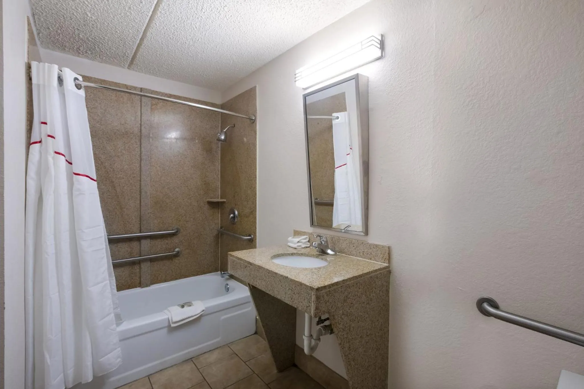 Bathroom in Red Roof Inn Atlanta Airport NE Conley