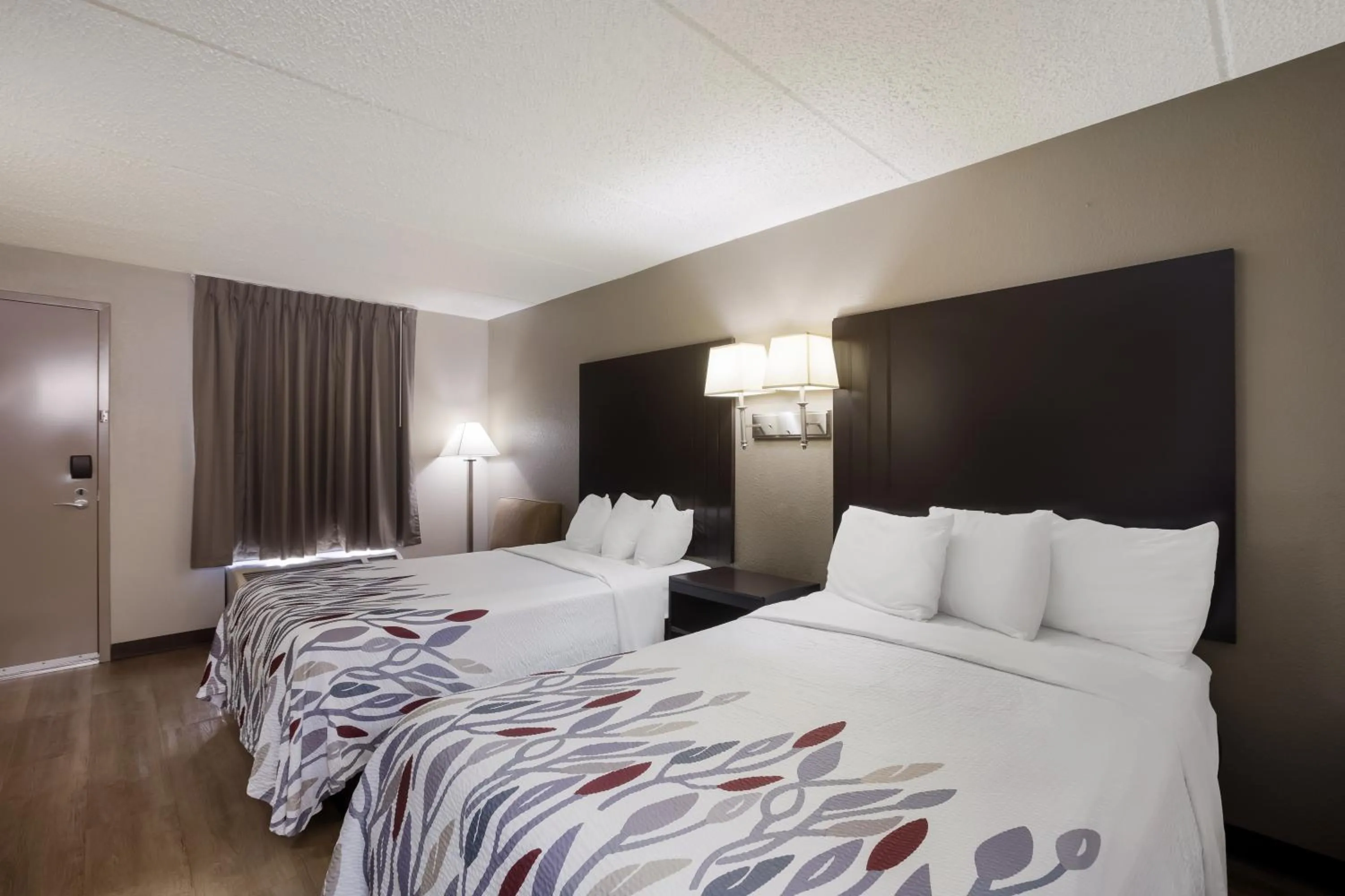 Bedroom, Bed in Red Roof Inn Atlanta Airport NE Conley