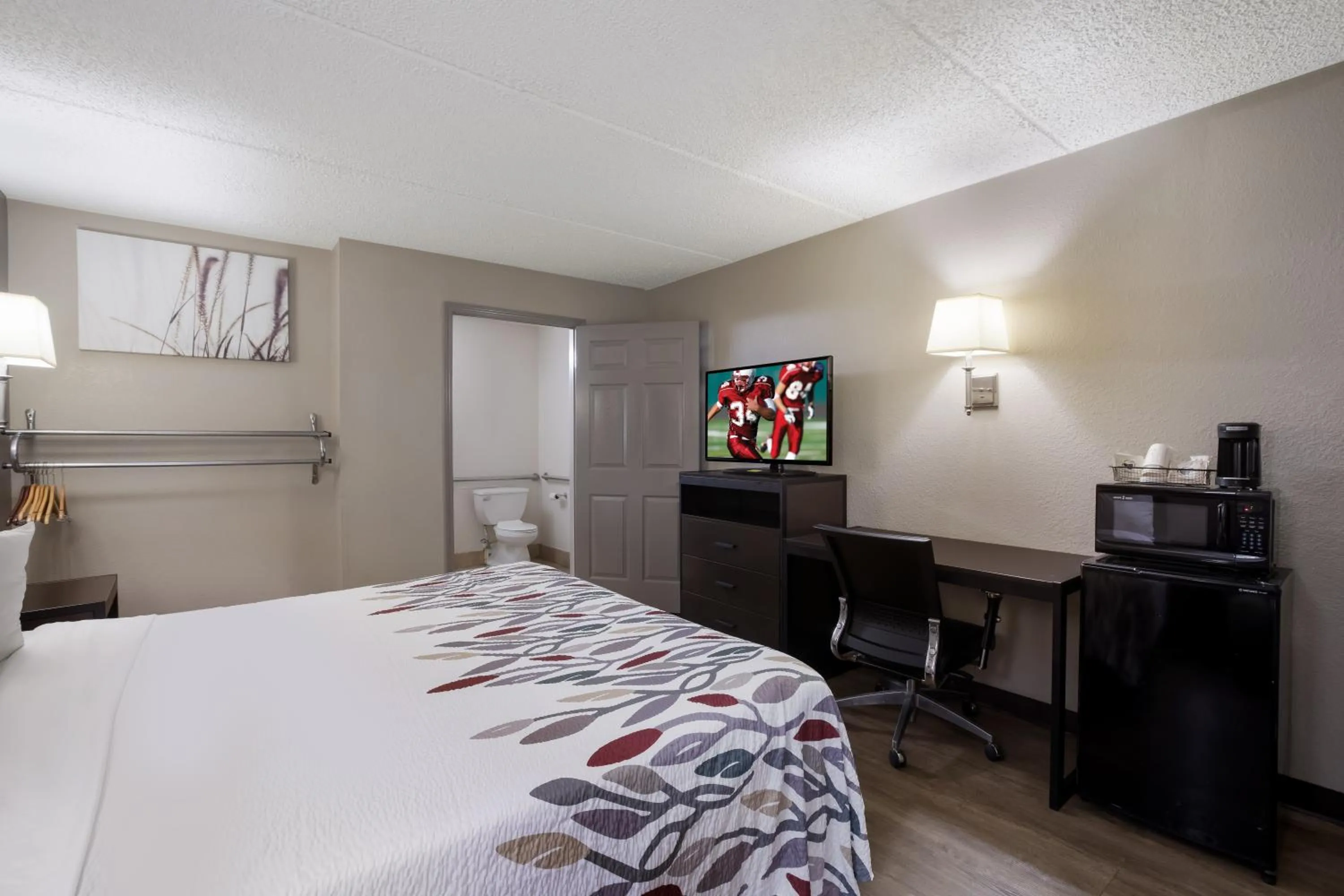 Bedroom, Bed in Red Roof Inn Atlanta Airport NE Conley