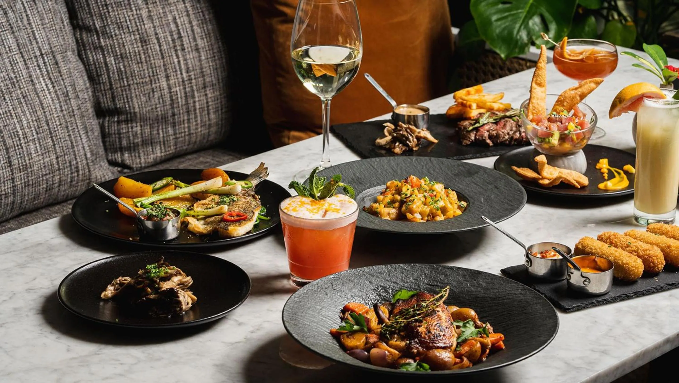 Lounge or bar in Kimpton Surfcomber Hotel by IHG