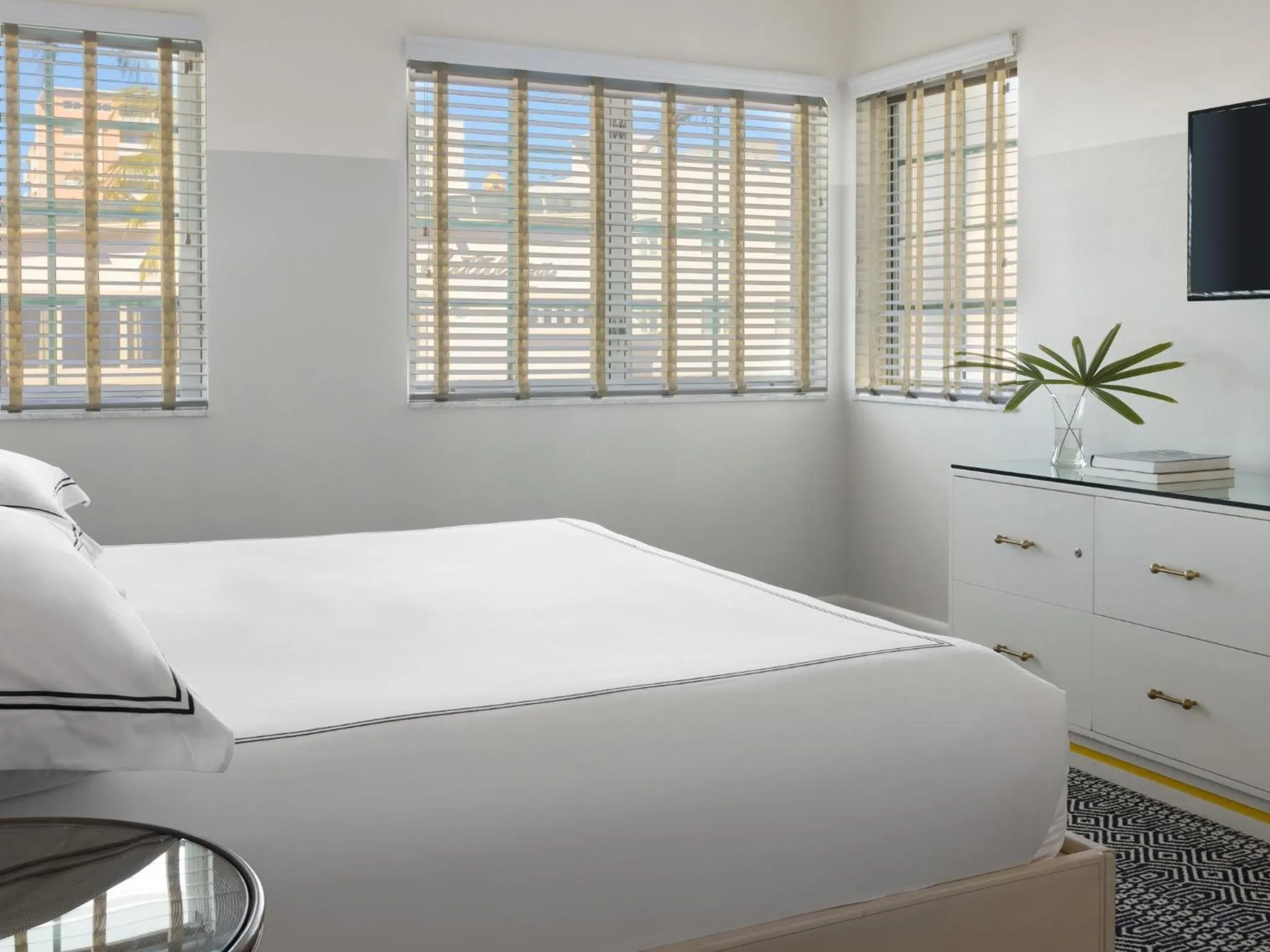 Photo of the whole room, Bed in Kimpton Surfcomber Hotel by IHG