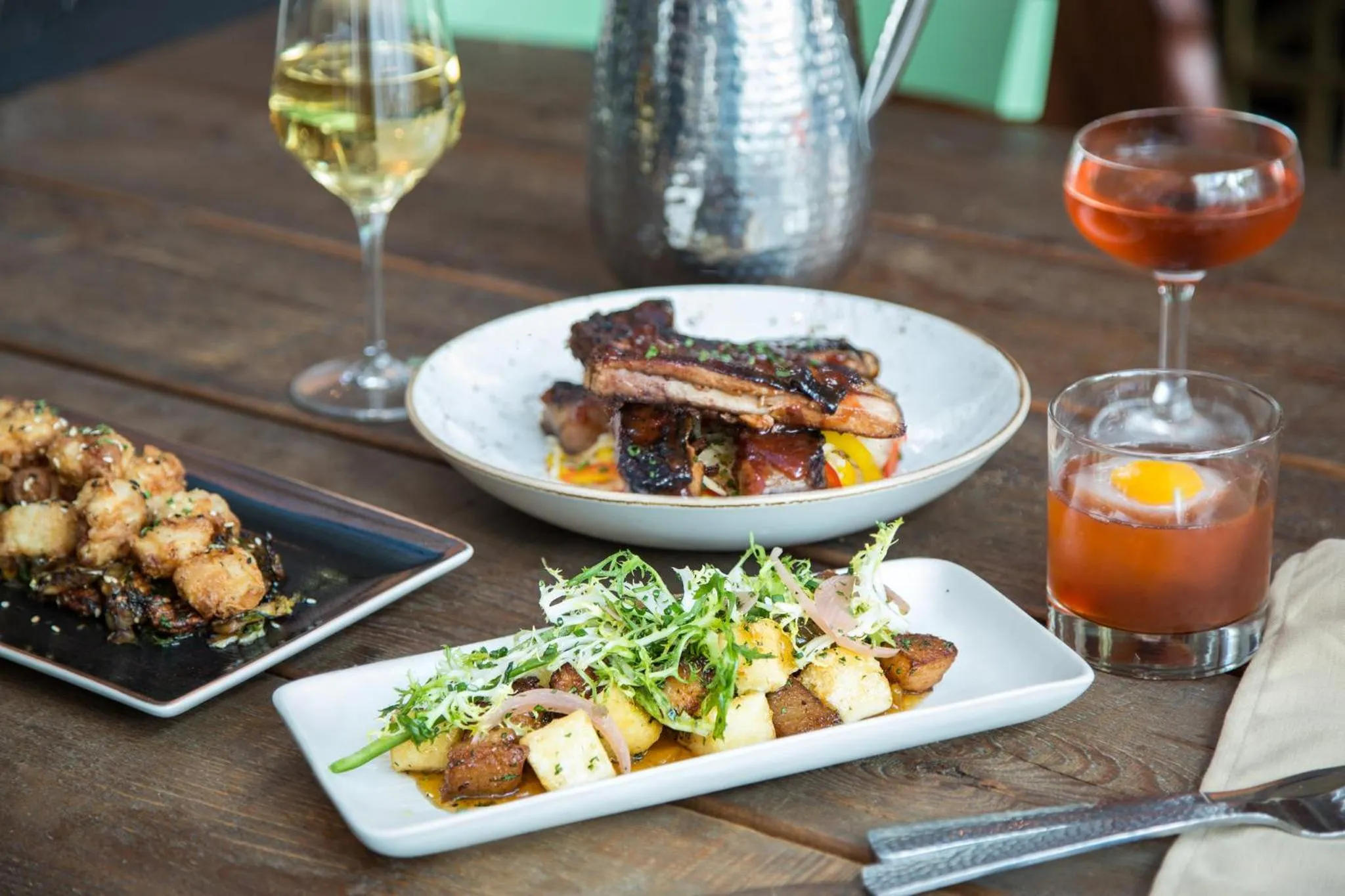 Restaurant/places to eat in Kimpton Surfcomber Hotel by IHG