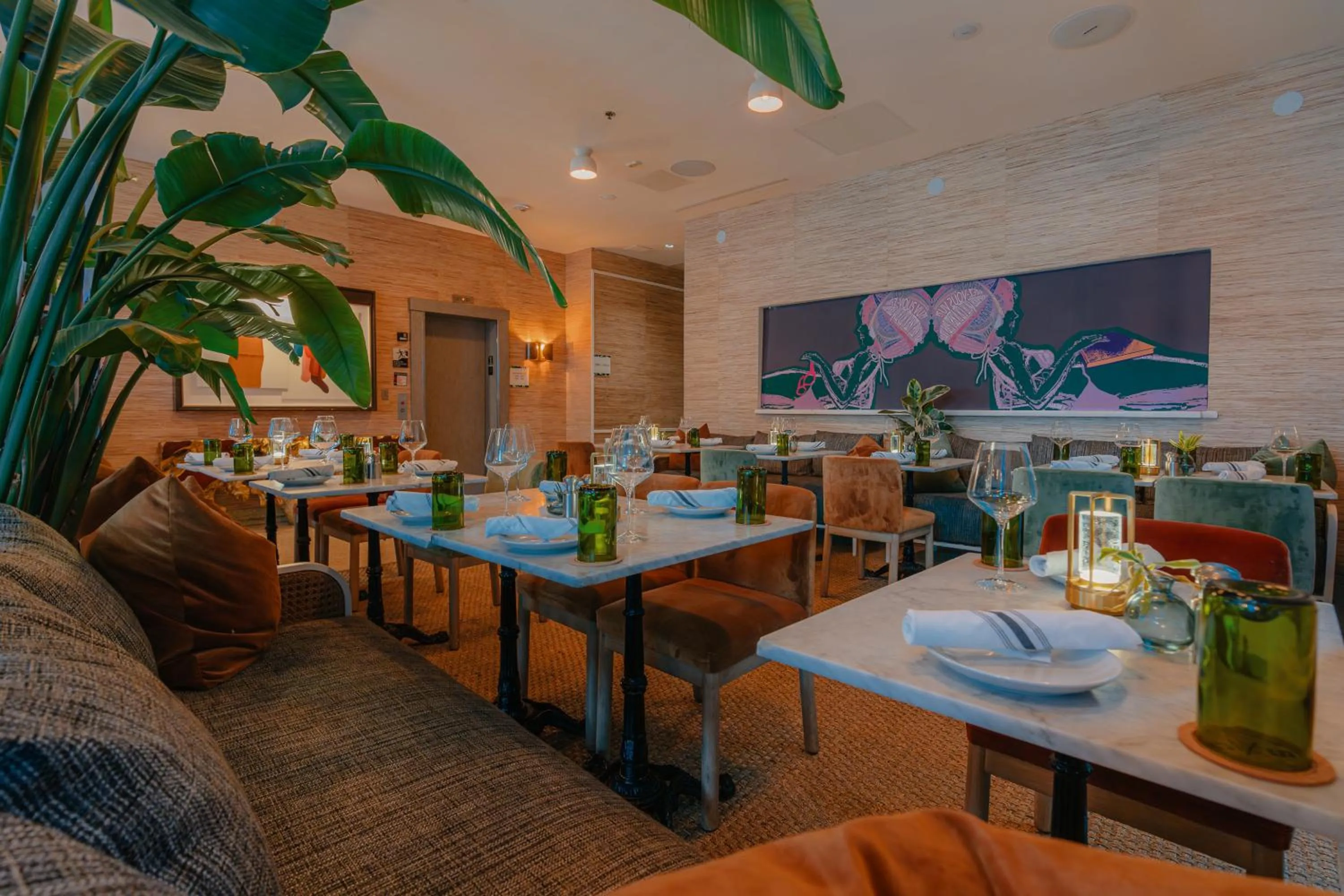Restaurant/places to eat in Kimpton Surfcomber Hotel by IHG