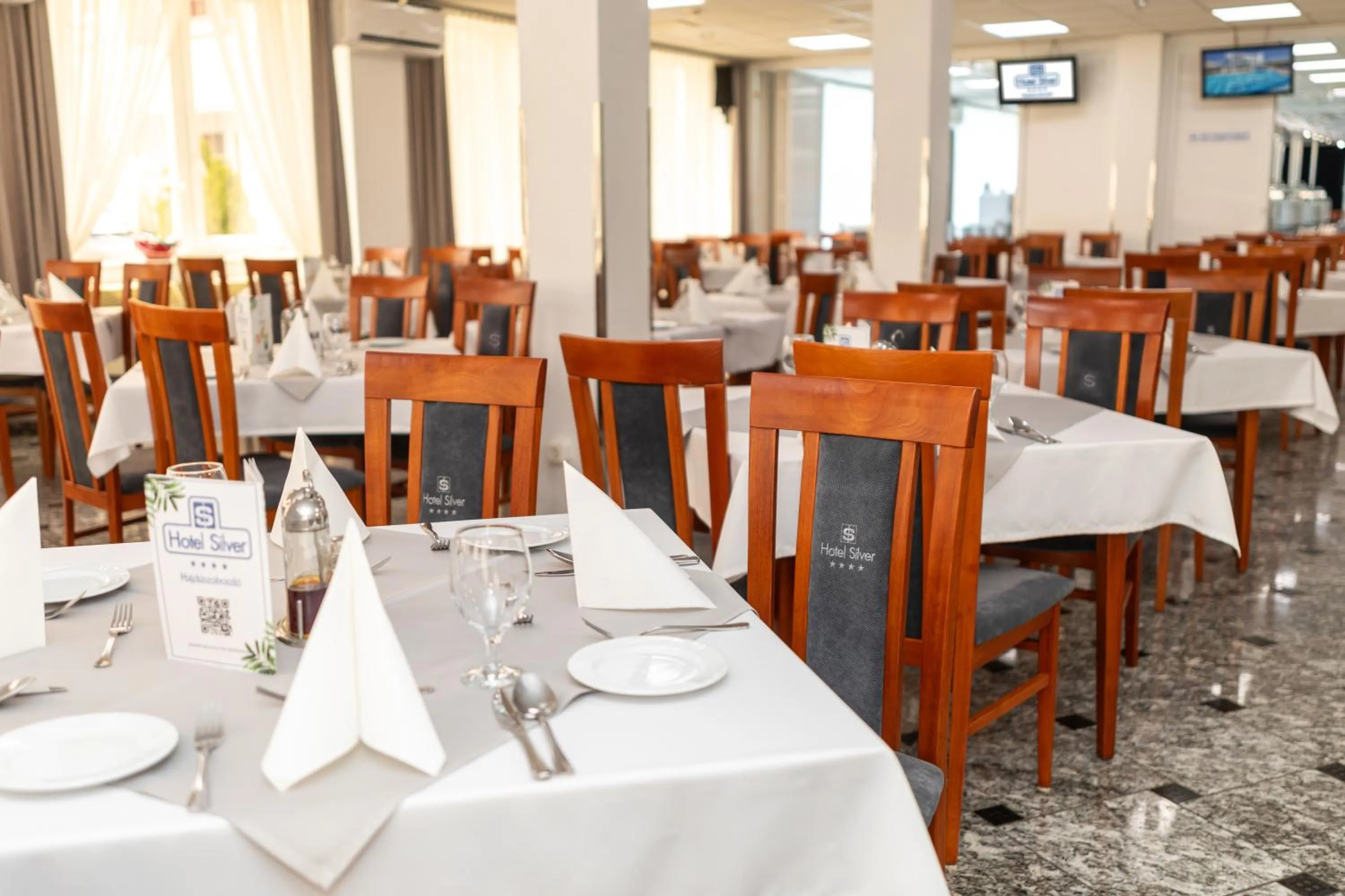 Restaurant/places to eat in Hotel Silver