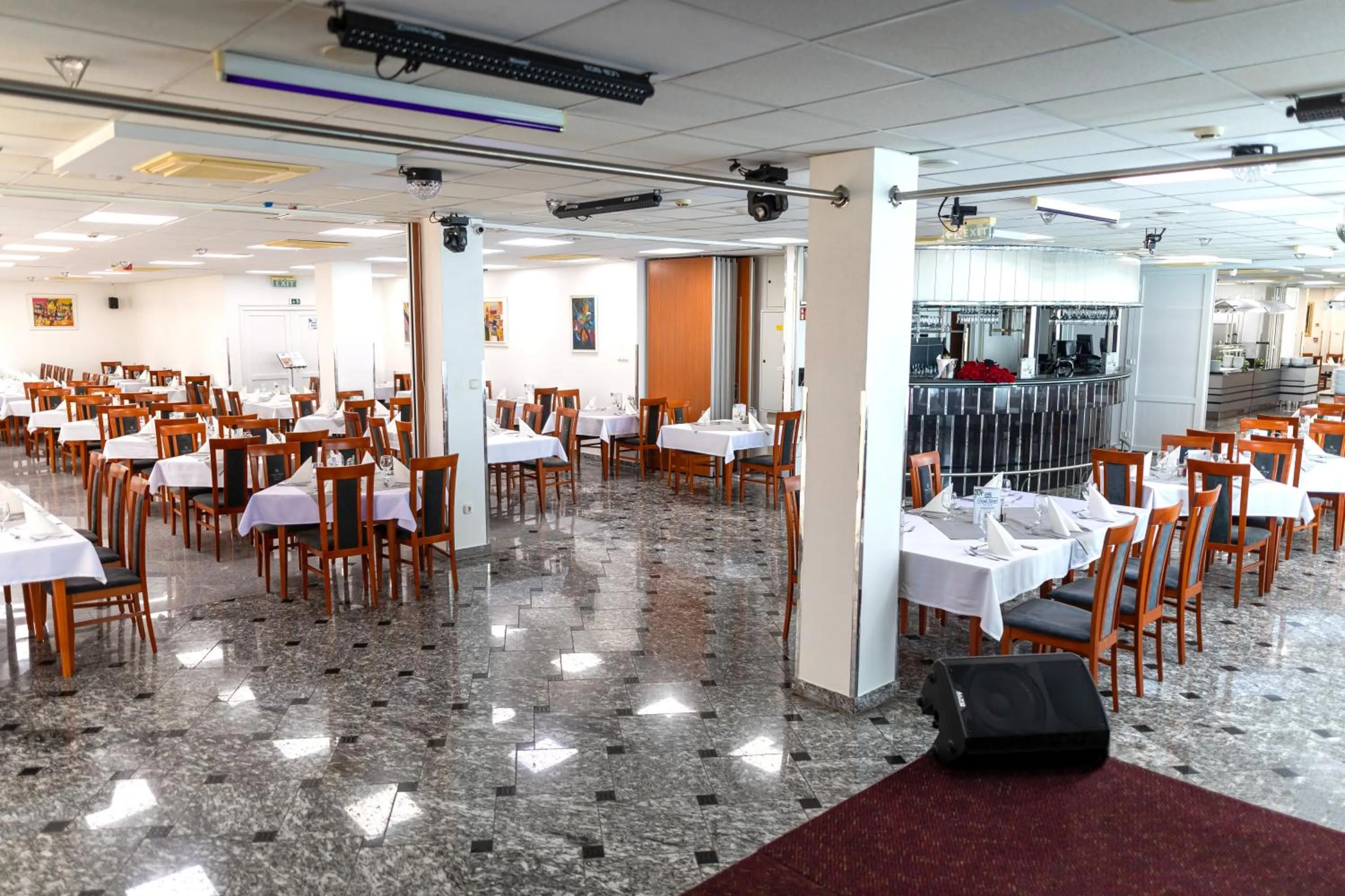 Restaurant/places to eat in Hotel Silver