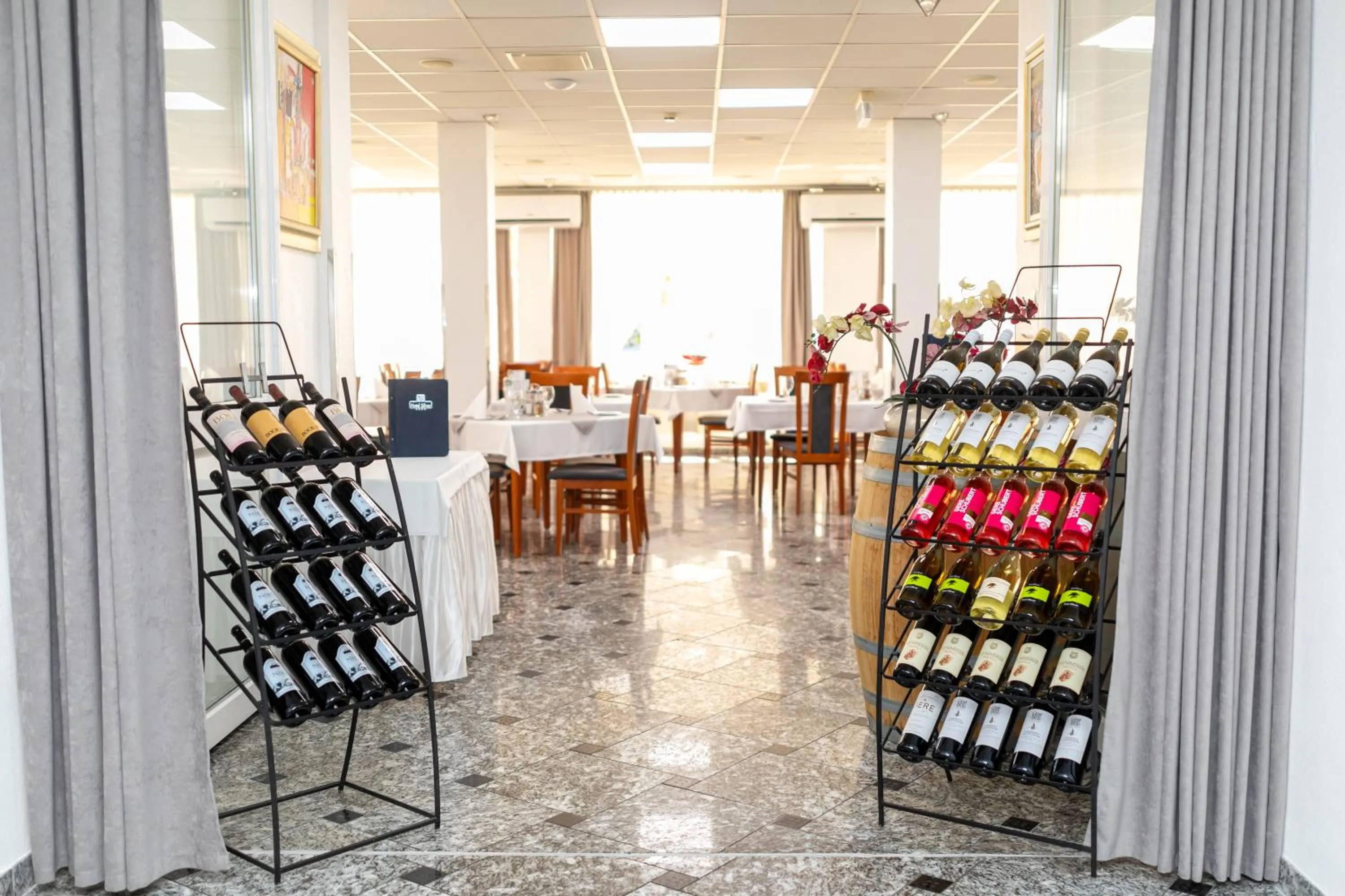 Restaurant/places to eat in Hotel Silver