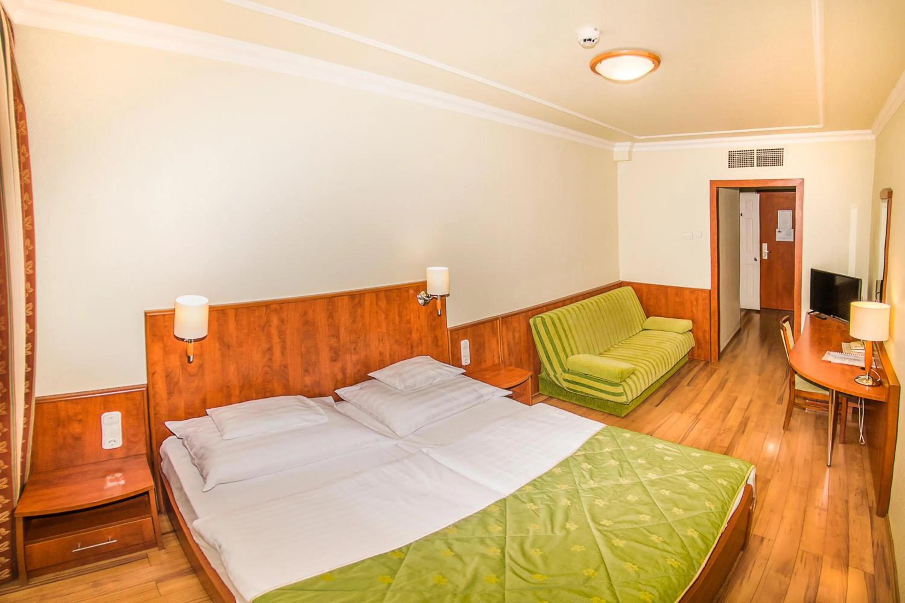 Bedroom, Bed in Hotel Silver