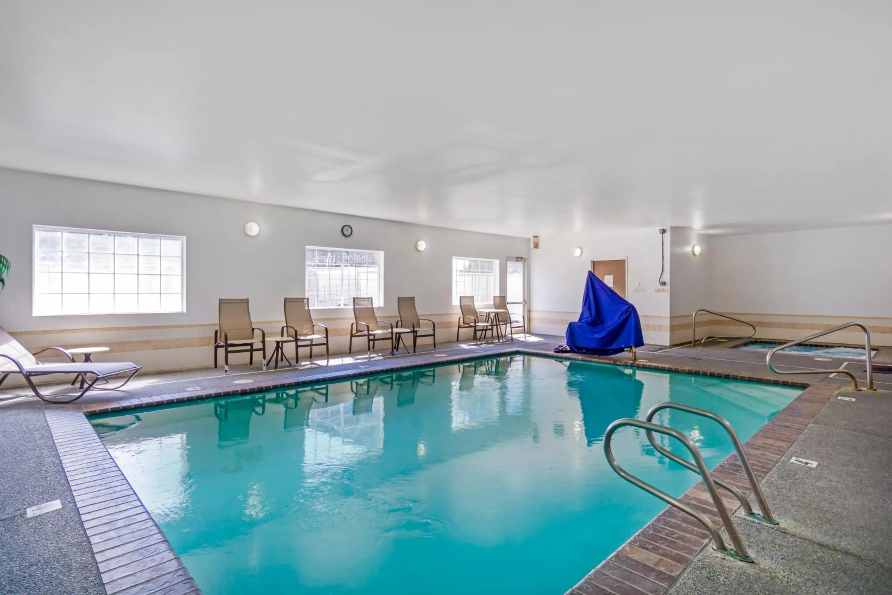 Swimming pool in Comfort Inn Auburn - Seattle