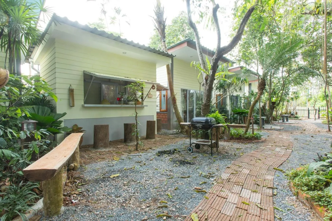 BBQ facilities in P's cottage บ้านพักในสวนสวย