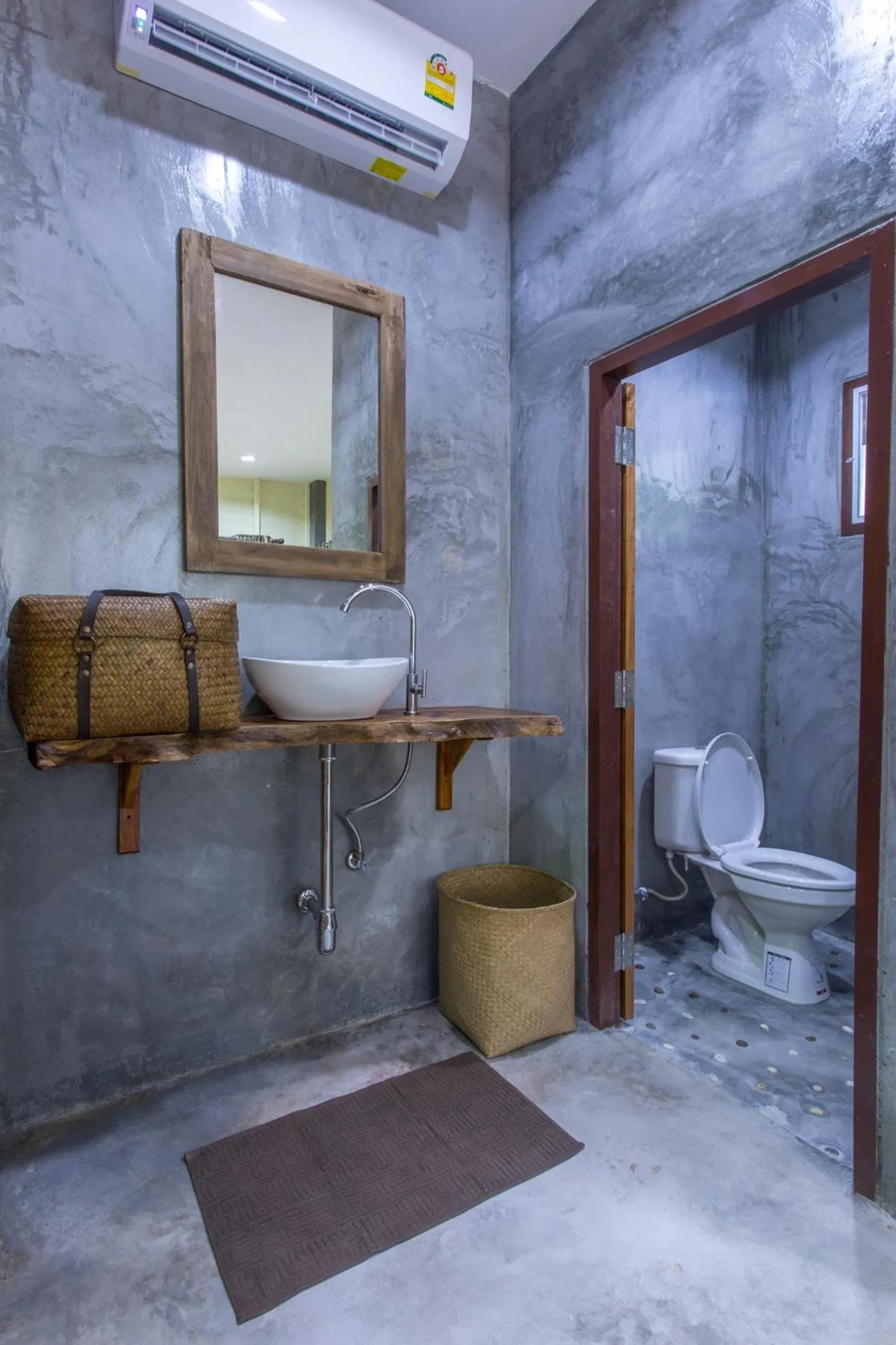 Bathroom in P's cottage บ้านพักในสวนสวย