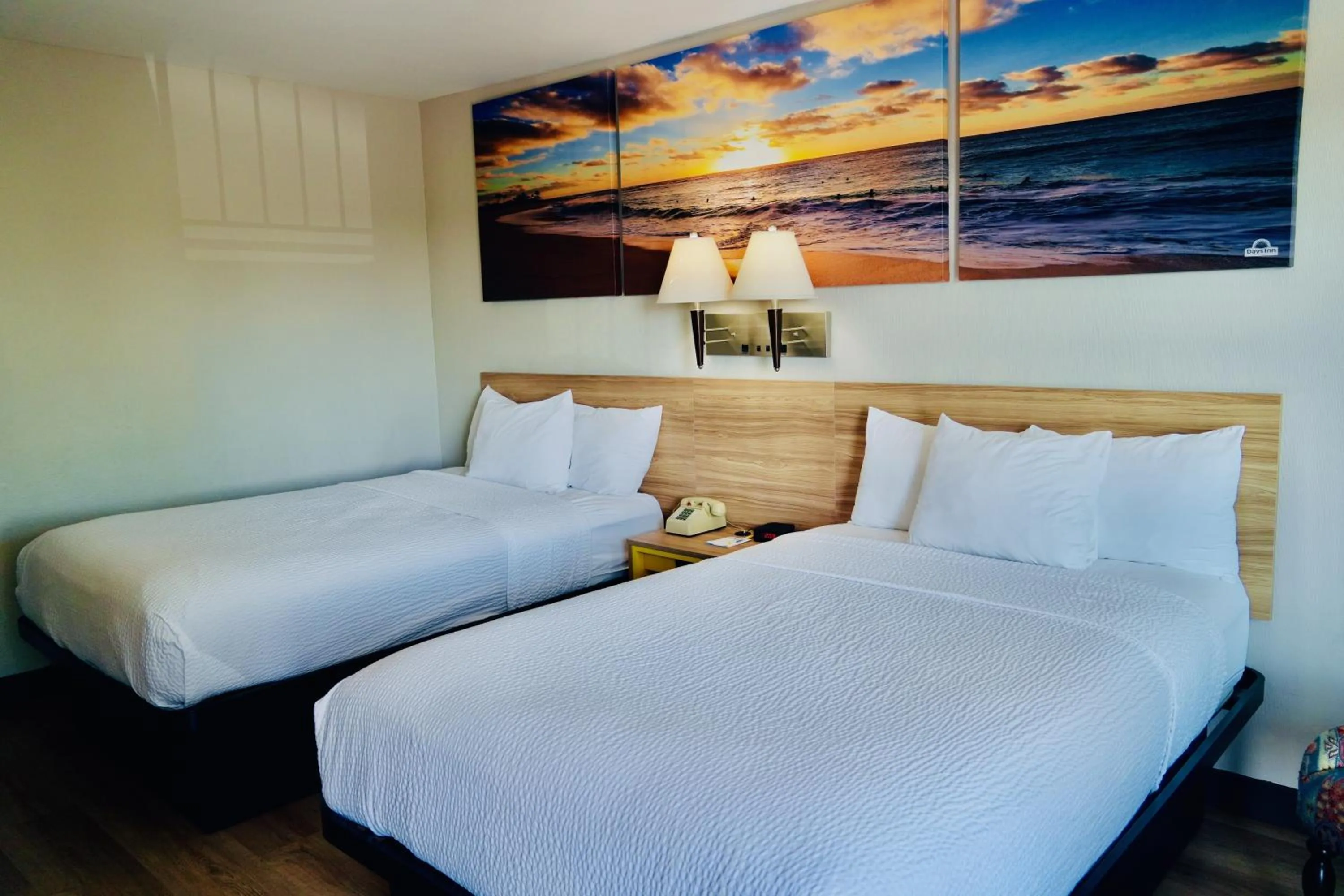 Bed in Days Inn by Wyndham Anaheim Near the Park