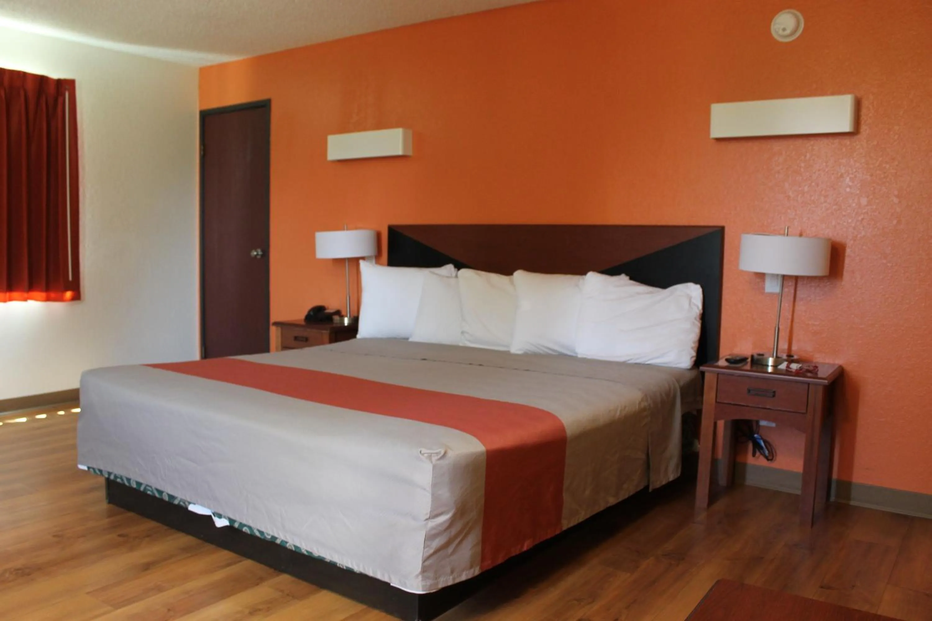 Deluxe King Room - single occupancy - Disability Access/Non-Smoking in Quality Inn Ponca City