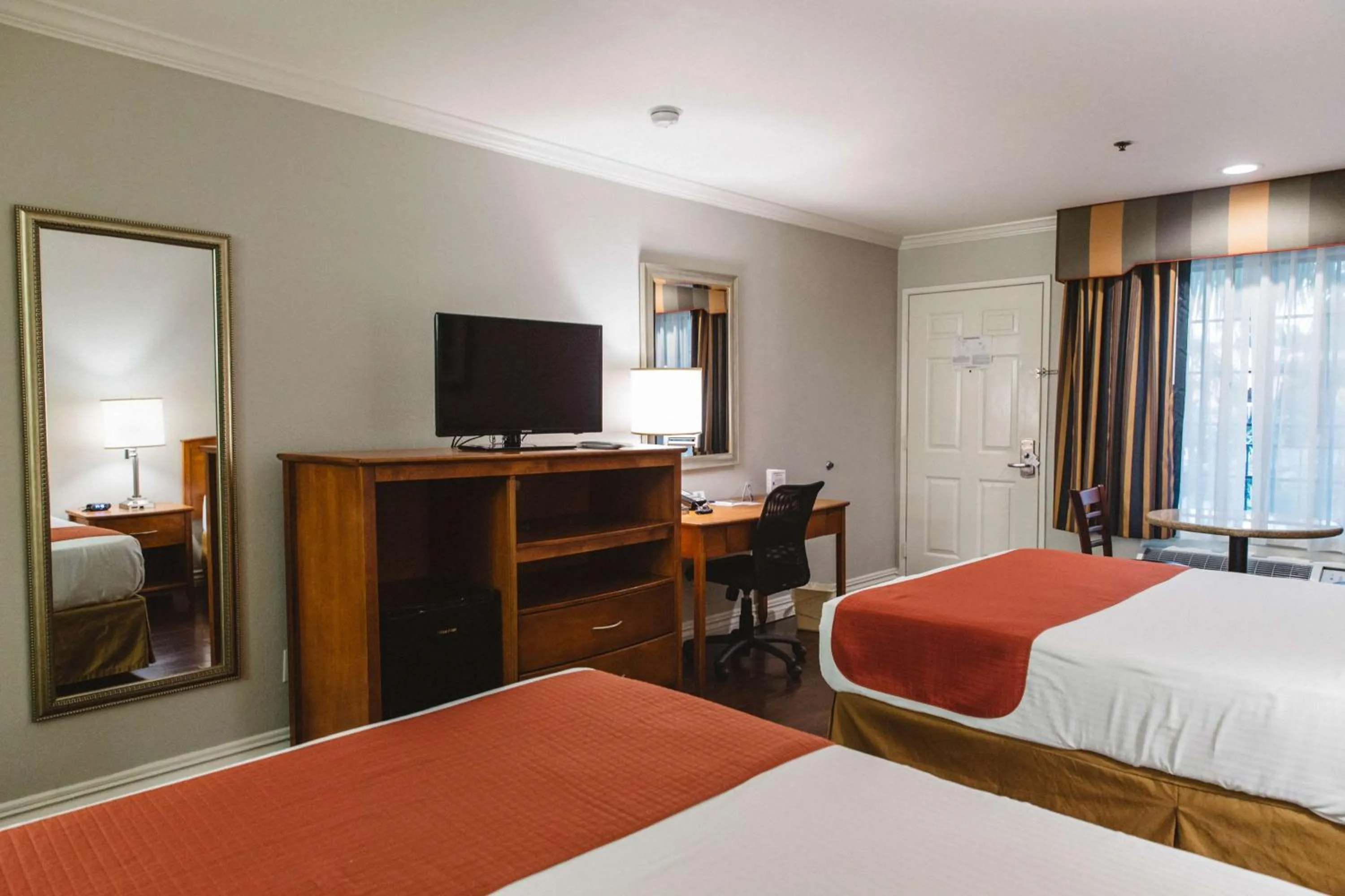 Photo of the whole room, Bed in Best Western Palm Garden Inn