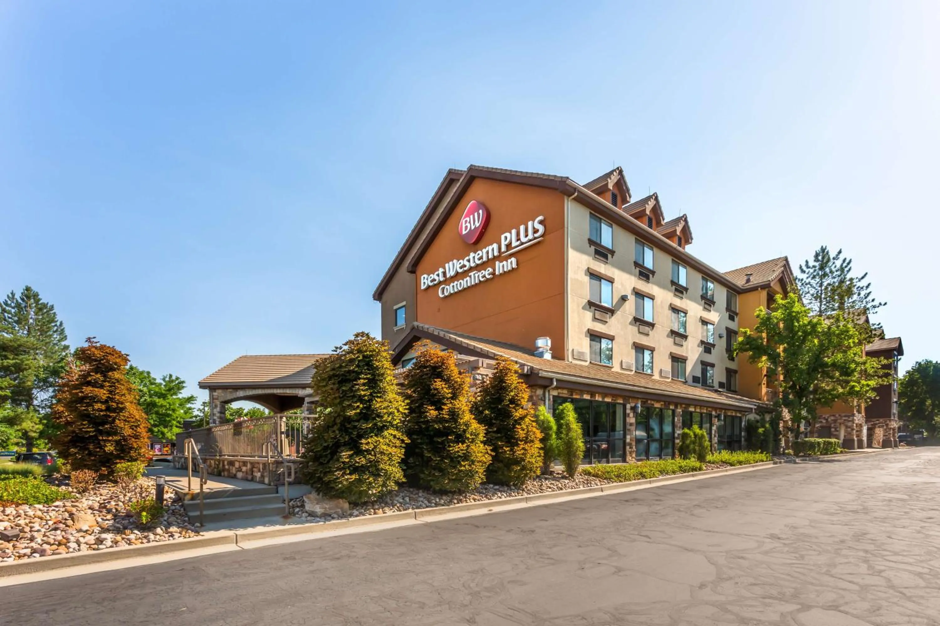 Property building in Best Western Plus Cotton Tree Inn