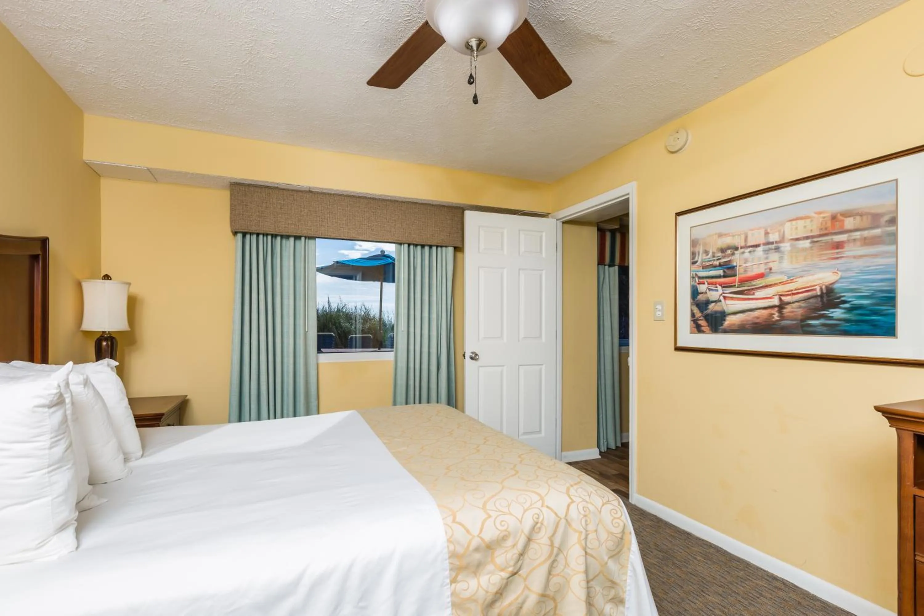 Bedroom, Bed in Jade Tree Cove