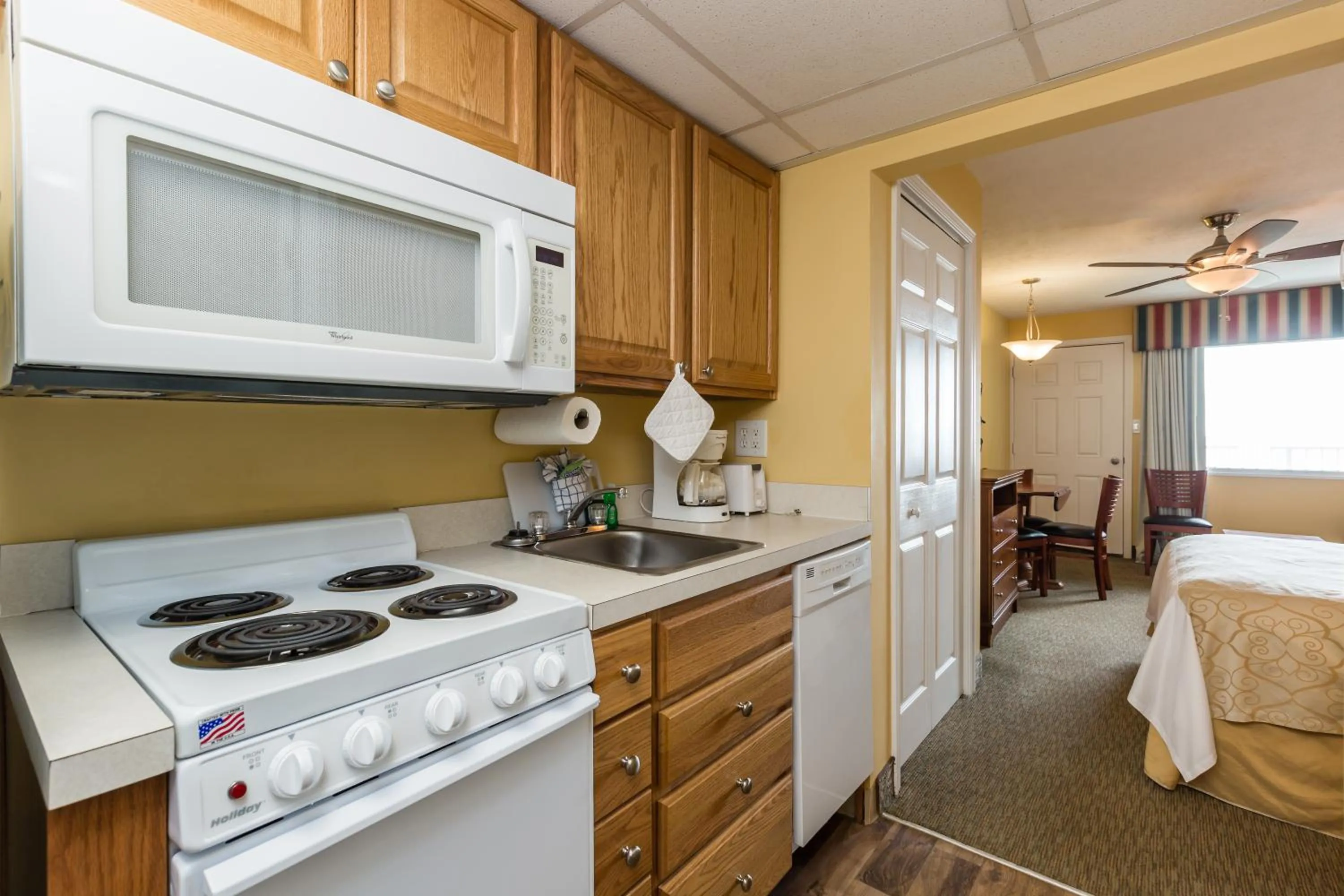 Kitchen or kitchenette, Bed in Jade Tree Cove