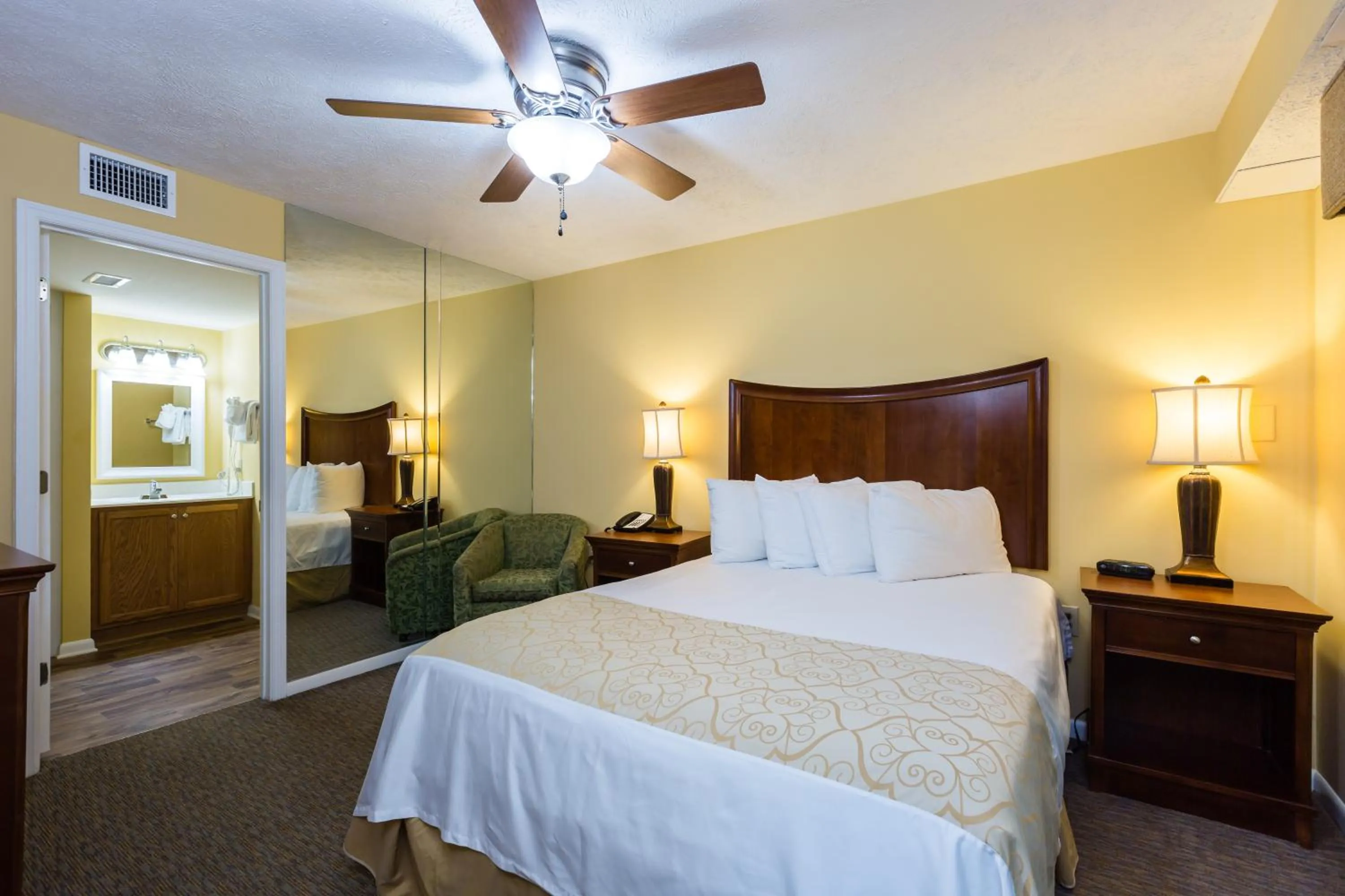 Bedroom, Bed in Jade Tree Cove